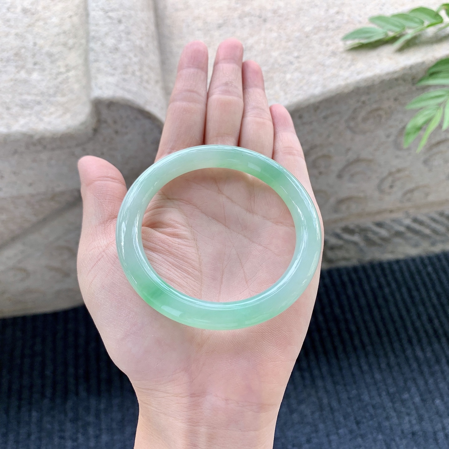 圆条54 55【圈口】54.3/7.9/8.7【编码】GL121336【描述】糯冰飘绿，水润，种老，细腻，打灯有棉线