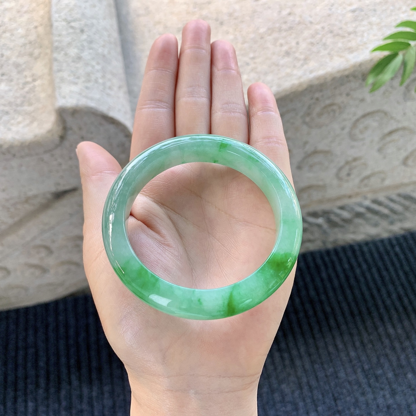 正圈55 56 【圈口】55/11.6/8.7 【编码】A1031875 【描述】糯冰飘阳绿，水润，种老，细腻，打灯有棉线