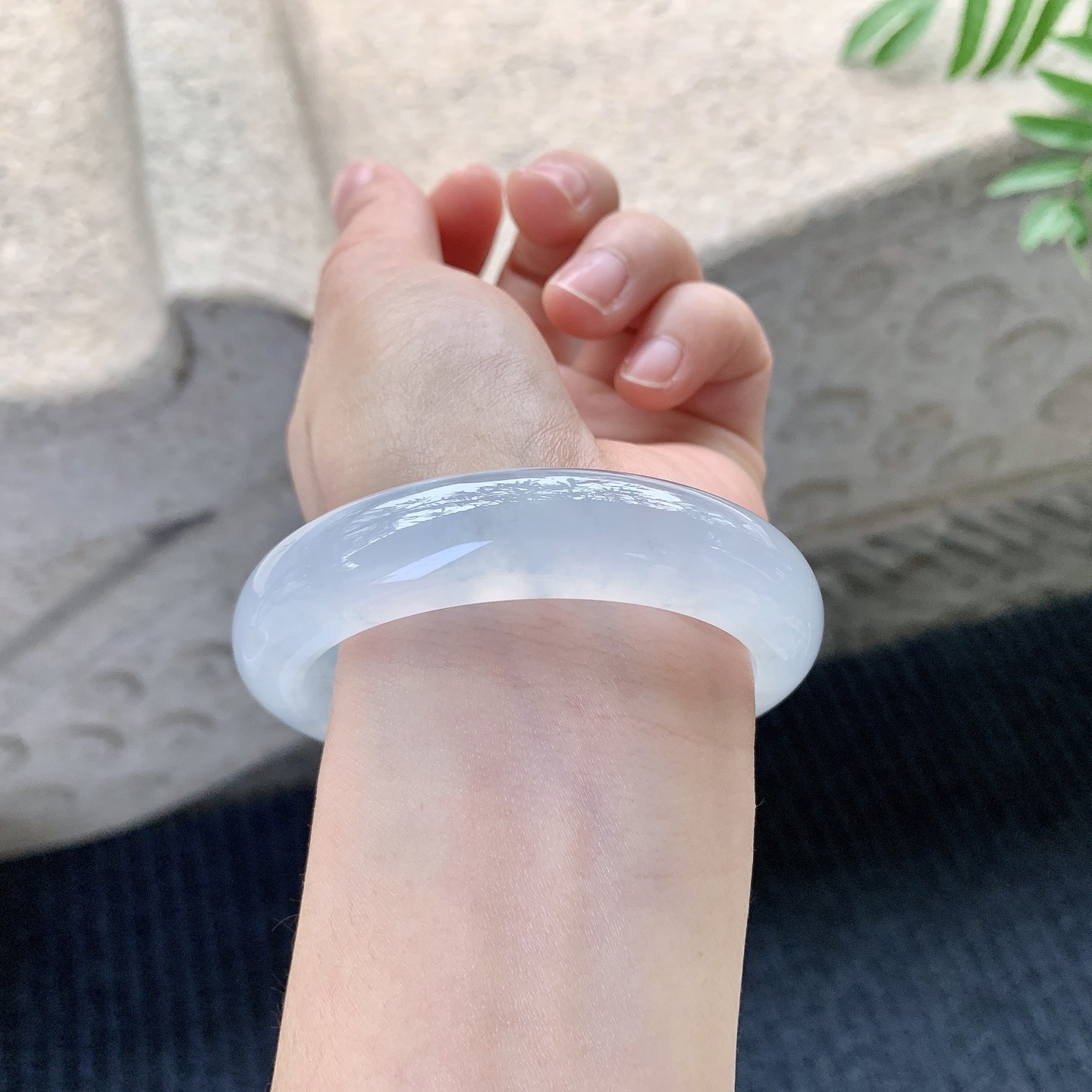 正圈55 56【圈口】56/14/9【编码】HT121411【描述】冰种，清透，水润，种老，细腻，打灯有絮线