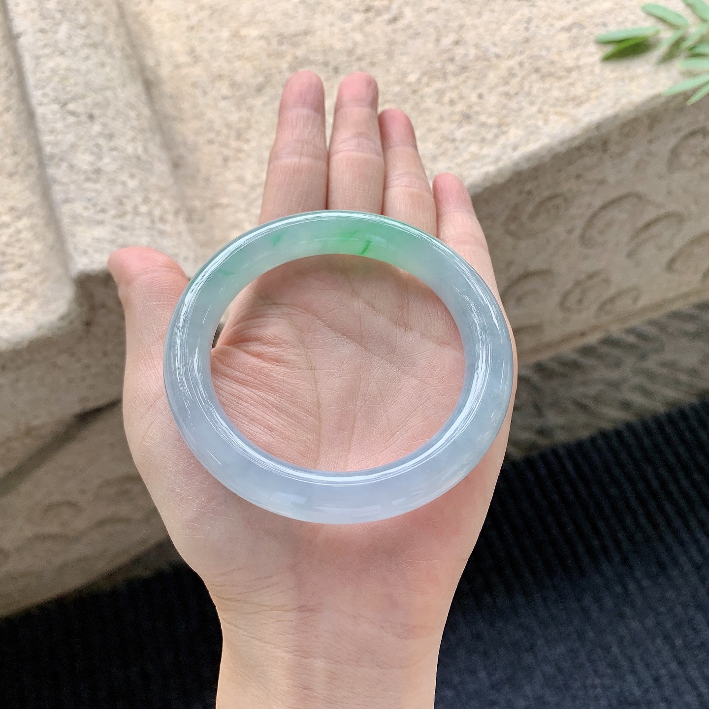 圆条55 56【圈口】56.8/10.7/10.2【编码】B2040815【描述】冰糯春彩，水润，种老，细腻，内侧有絮线