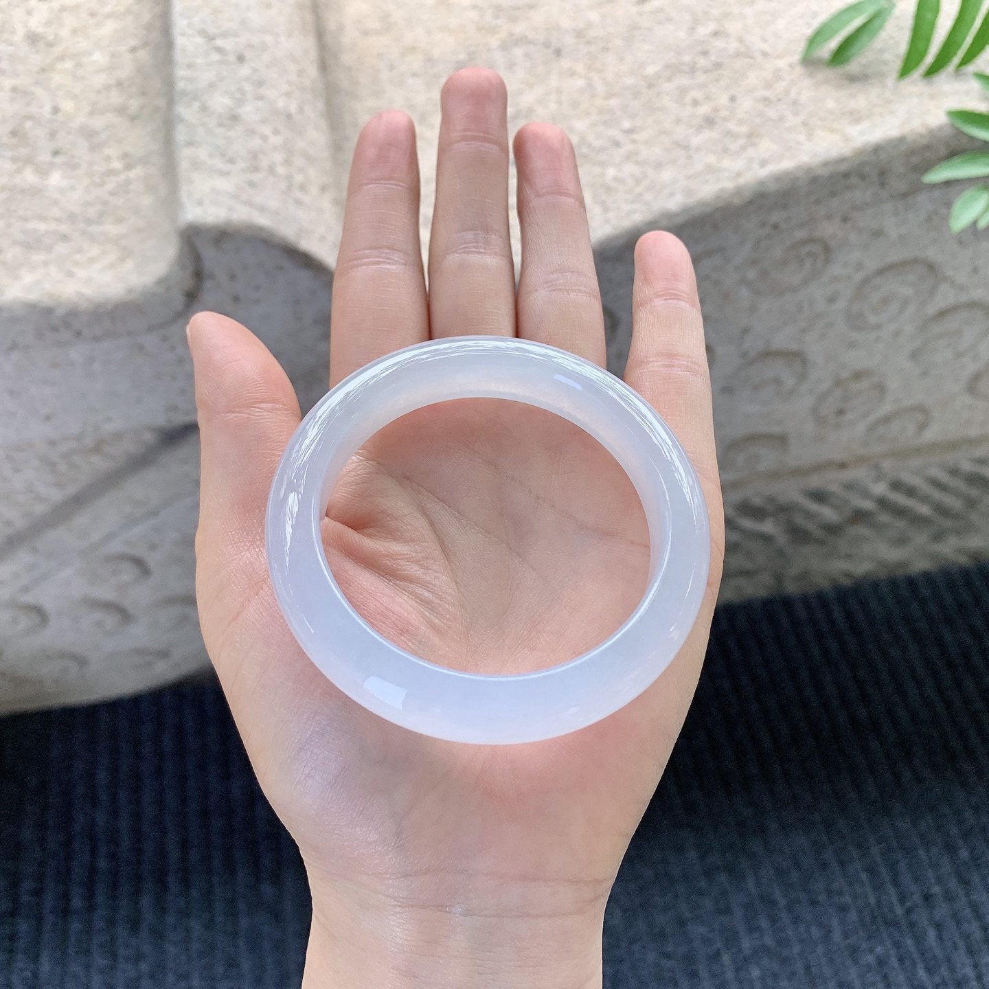 正圈53 54【圈口】54.6/11.4/8.8【编码】A1121423【描述】冰糯底色，水润，种老