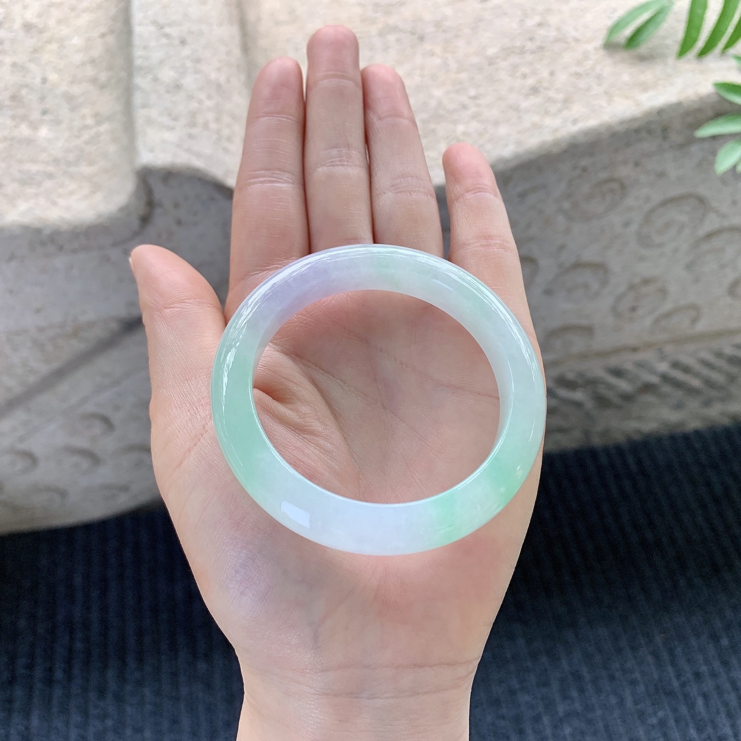 正圈50 51【圈口】51/9.8/8.2【编码】H1121419【描述】冰糯春彩，水润，种老，细腻，打灯有絮线