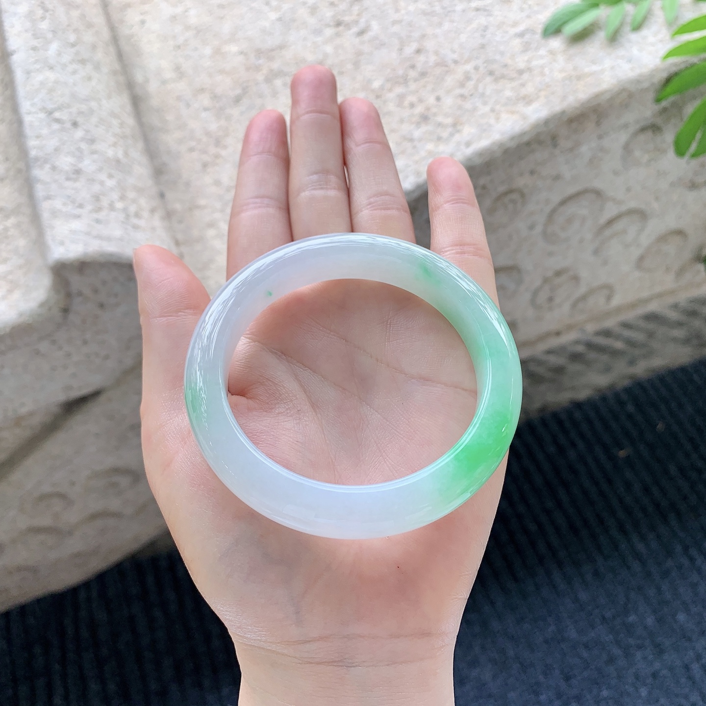 正圈56 57 圈口57/11.5/9.3 编码A3041529 冰糯飘绿，水润，种老，细腻，无裂