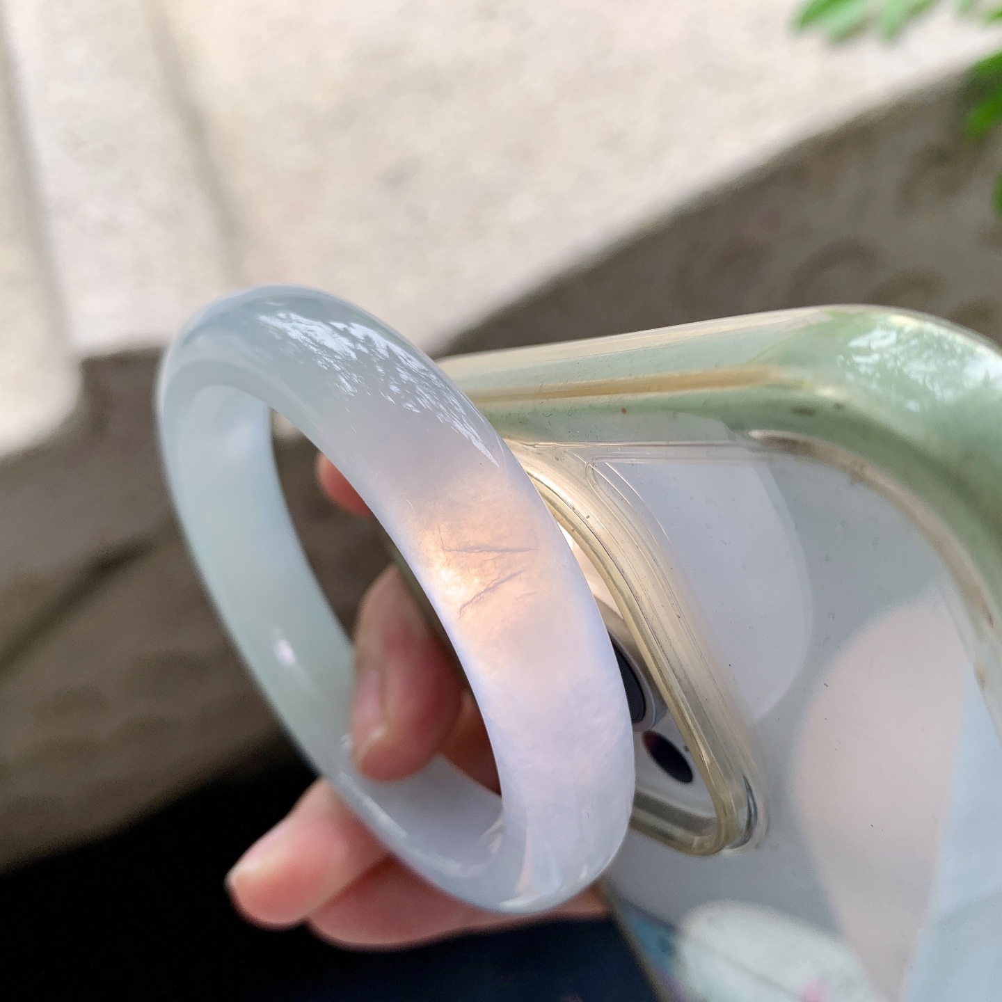 正圈51 52【圈口】52.6/11.5/7.8【编码】A2041502【描述】糯冰底色，水润，种老，细腻，打灯有纹线