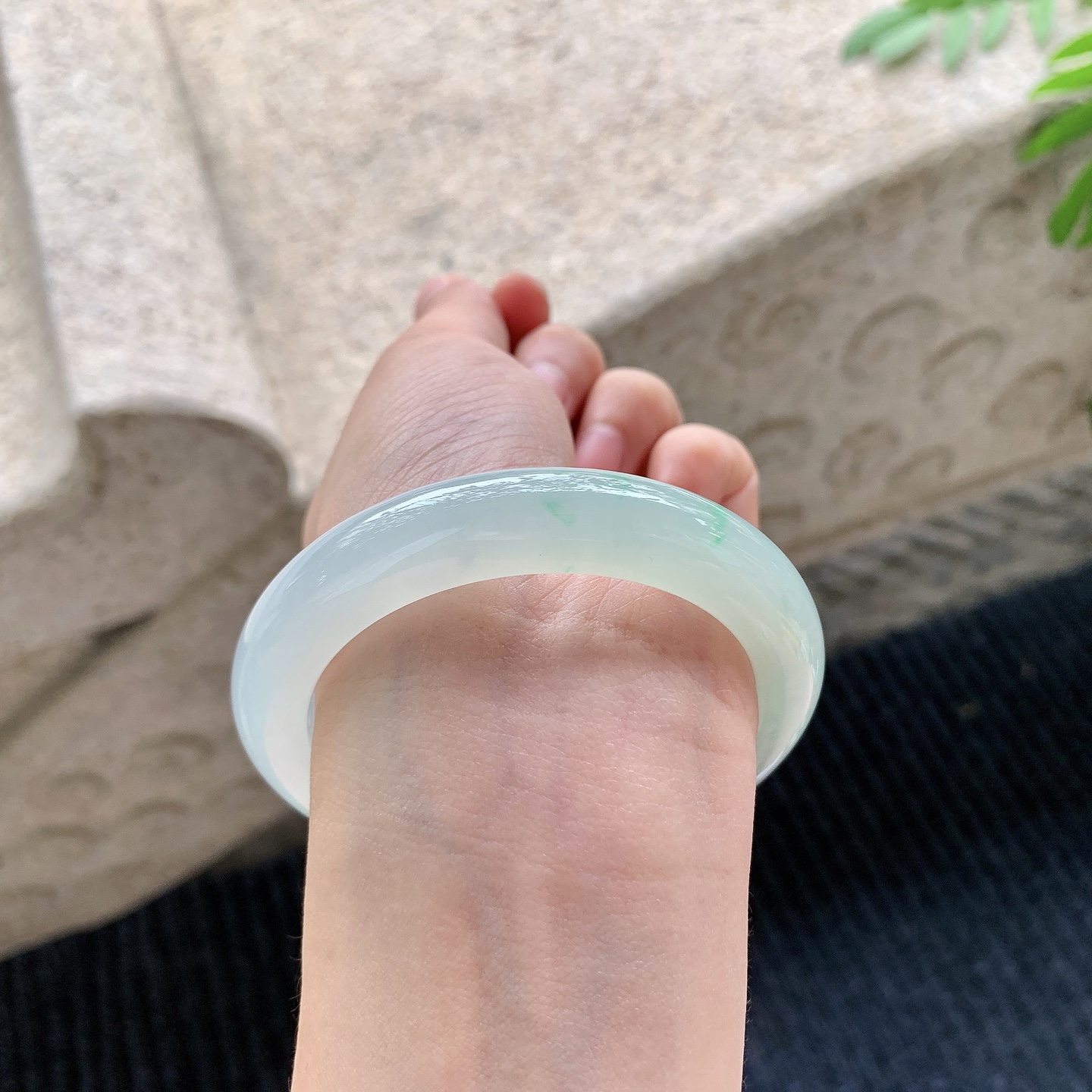 正圈54 55【圈口】55.2/11/9.3【编码】A1041515【描述】冰糯飘绿，水润，种老，细腻，无裂