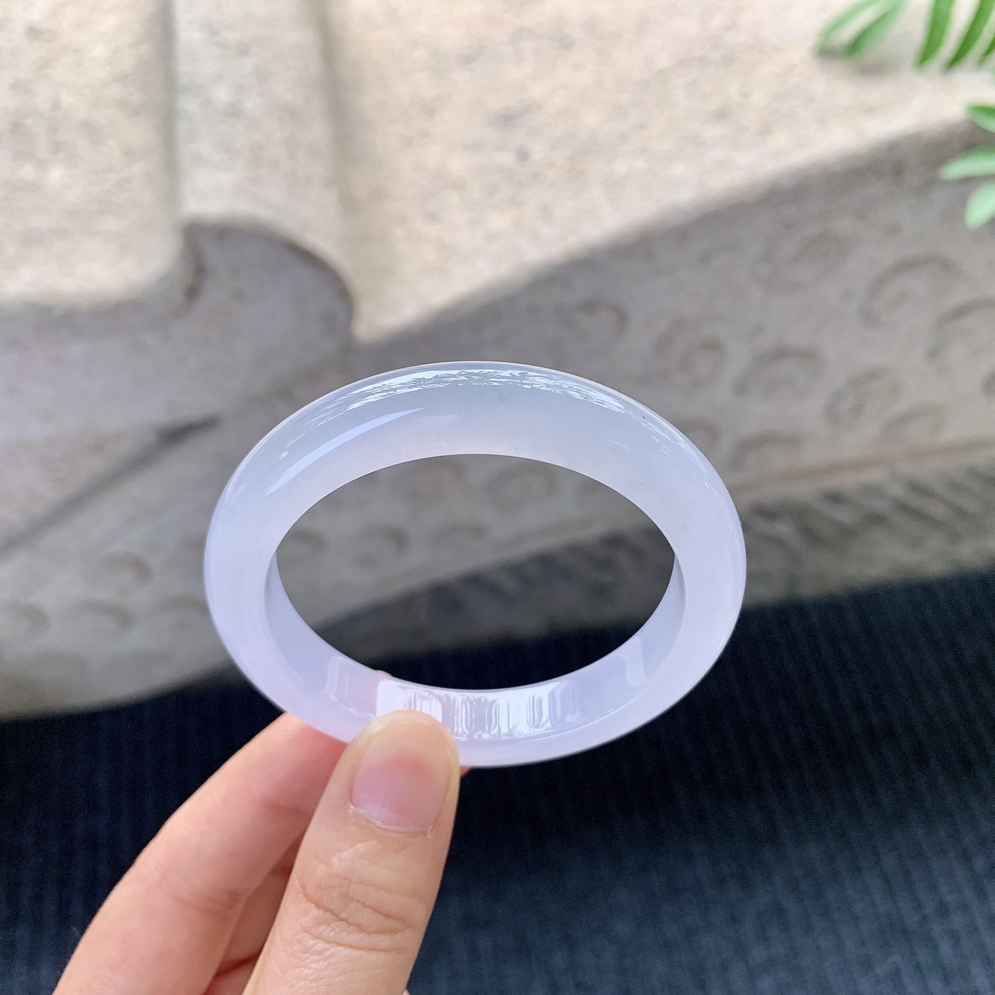 正圈49 50【圈口】50.6/9.7/7.7【编码】B2040372【描述】冰糯粉紫，水润，种老，细腻，有纹絮线