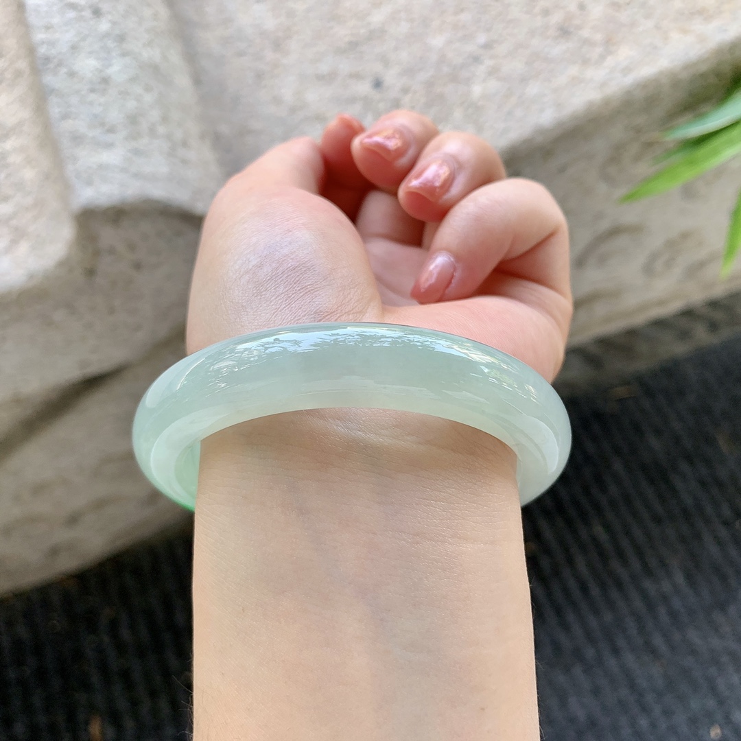 正圈55 56【圈口】56.7/11.7/8.7【编码】YF032490【描述】糯冰飘绿，水润，种老，细腻，打灯有棉线