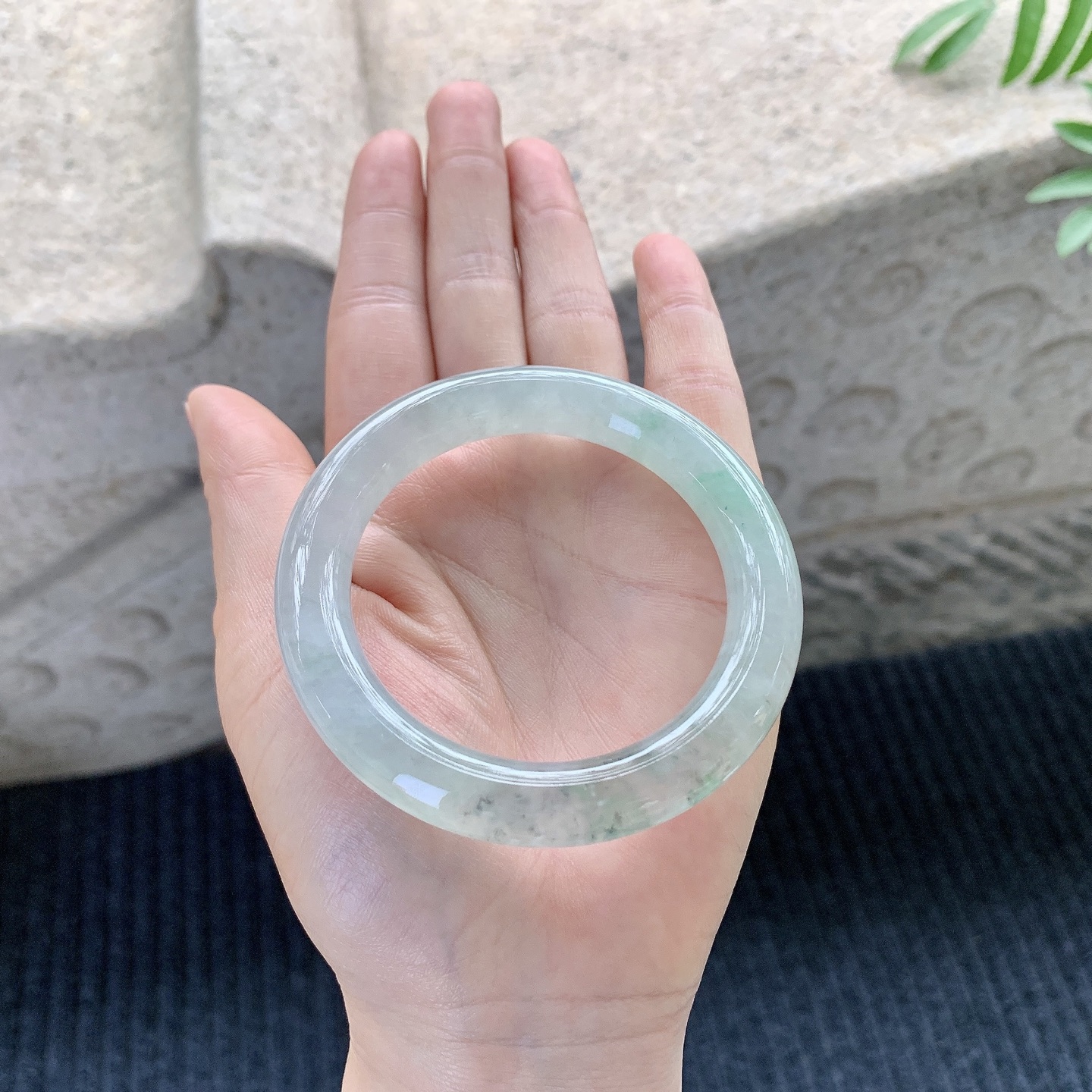 圆条51 52【圈口】52.7/10.2/10【编码】C5121417【描述】冰糯飘花，清透，水润，种老，细腻，打灯有絮线