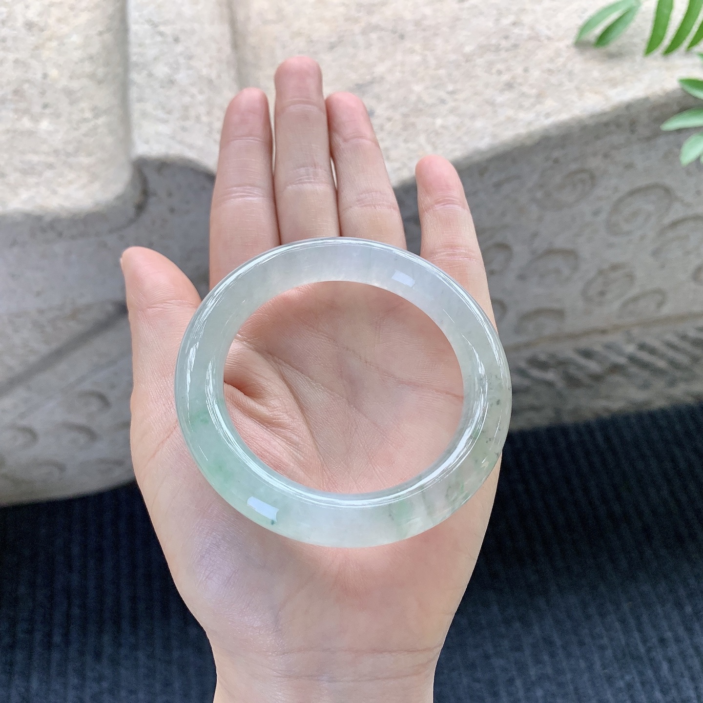 圆条51 52【圈口】52.7/10.2/10【编码】C5121417【描述】冰糯飘花，清透，水润，种老，细腻，打灯有絮线