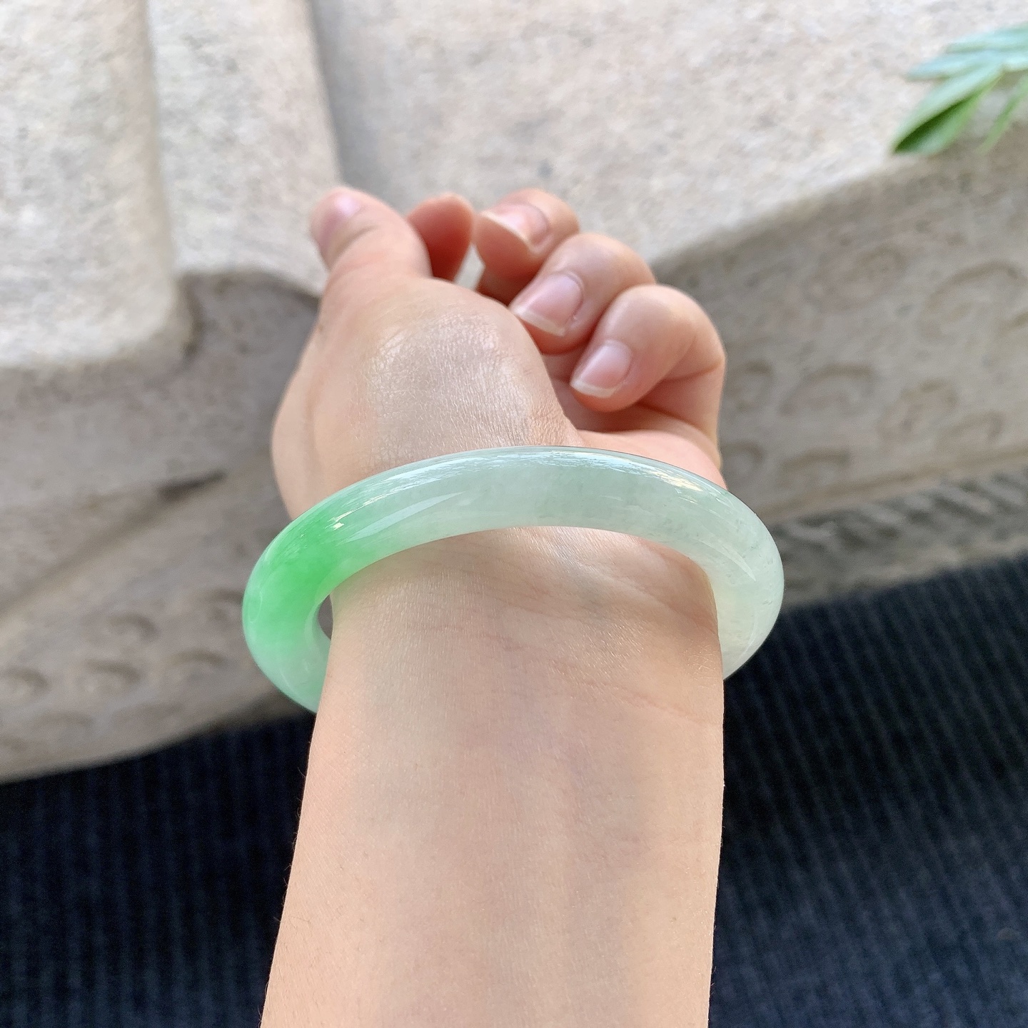 圆条51 52【圈口】52.8/9.2/9.2【编码】YT041069【描述】糯冰飘绿，水润，种老，细腻，有棉纹线