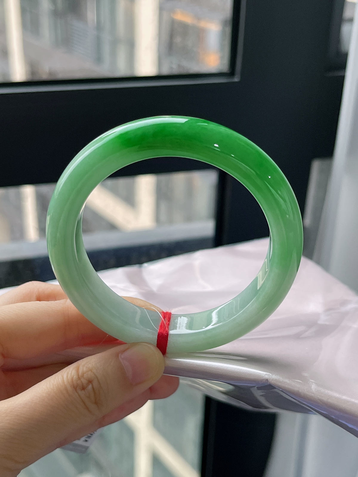 正圈56.2圈口，翡翠糯化种飘绿手镯