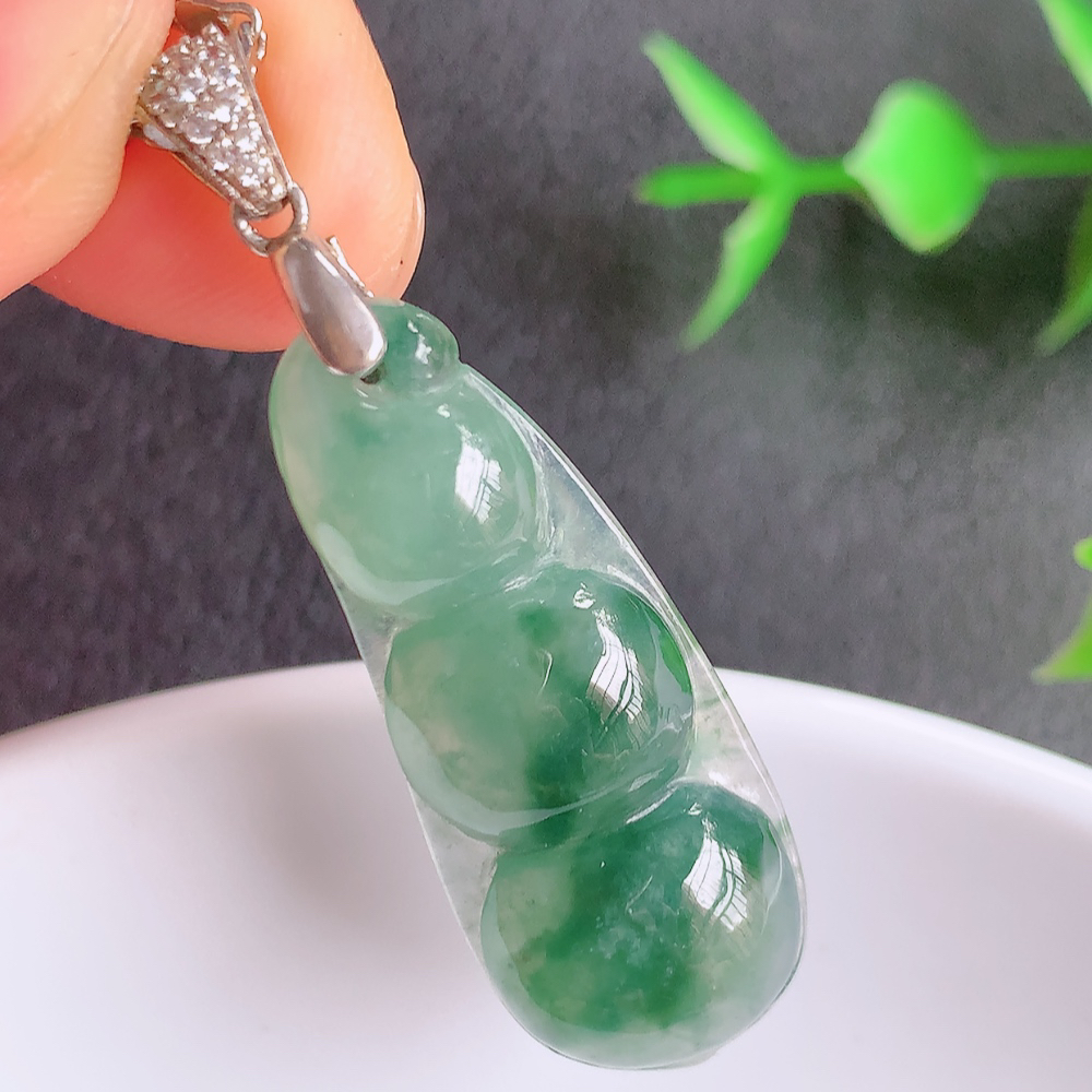 冰润飘花福豆翡翠挂件，老种飘花  冰清玉洁  胶感十足  寓意“四季平安，福气满满”颜色鲜艳，清新自然，饱满通透   925银饰扣头 W357.13  尺寸：32.3-13-6mm