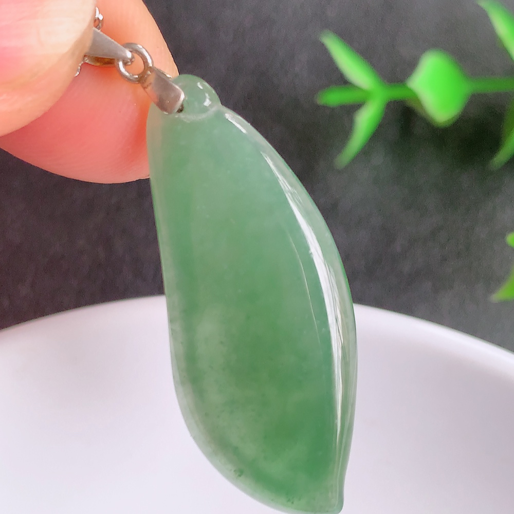 冰润福瓜翡翠吊坠，呱呱来财，福气满满的美好寓意，清新自然  沁人心脾，造型独特，清秀高雅  925银饰扣头  W357.13  尺寸：34.8-14.8-3.8mm
