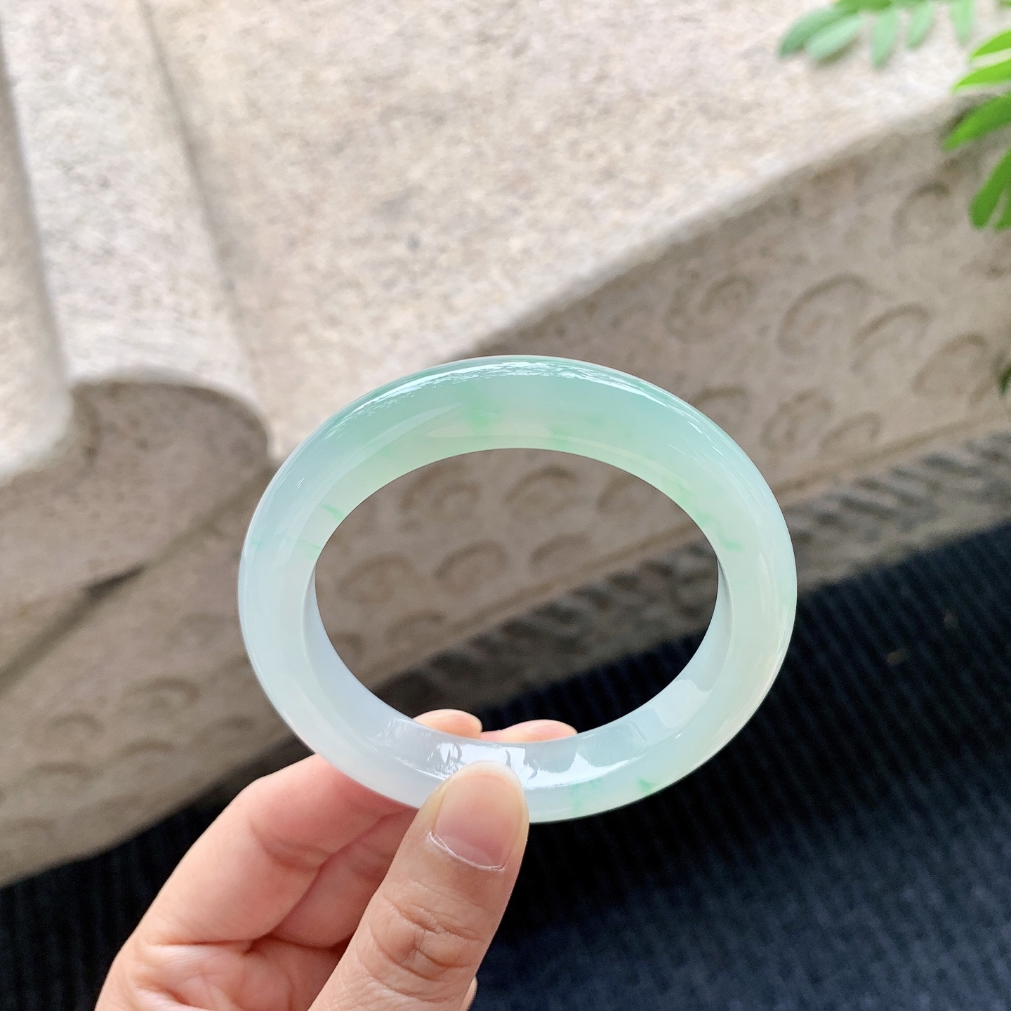 正圈54 55【圈口】55.2/11/9.3【编码】A1041515【描述】冰糯飘绿，水润，种老，细腻，无裂