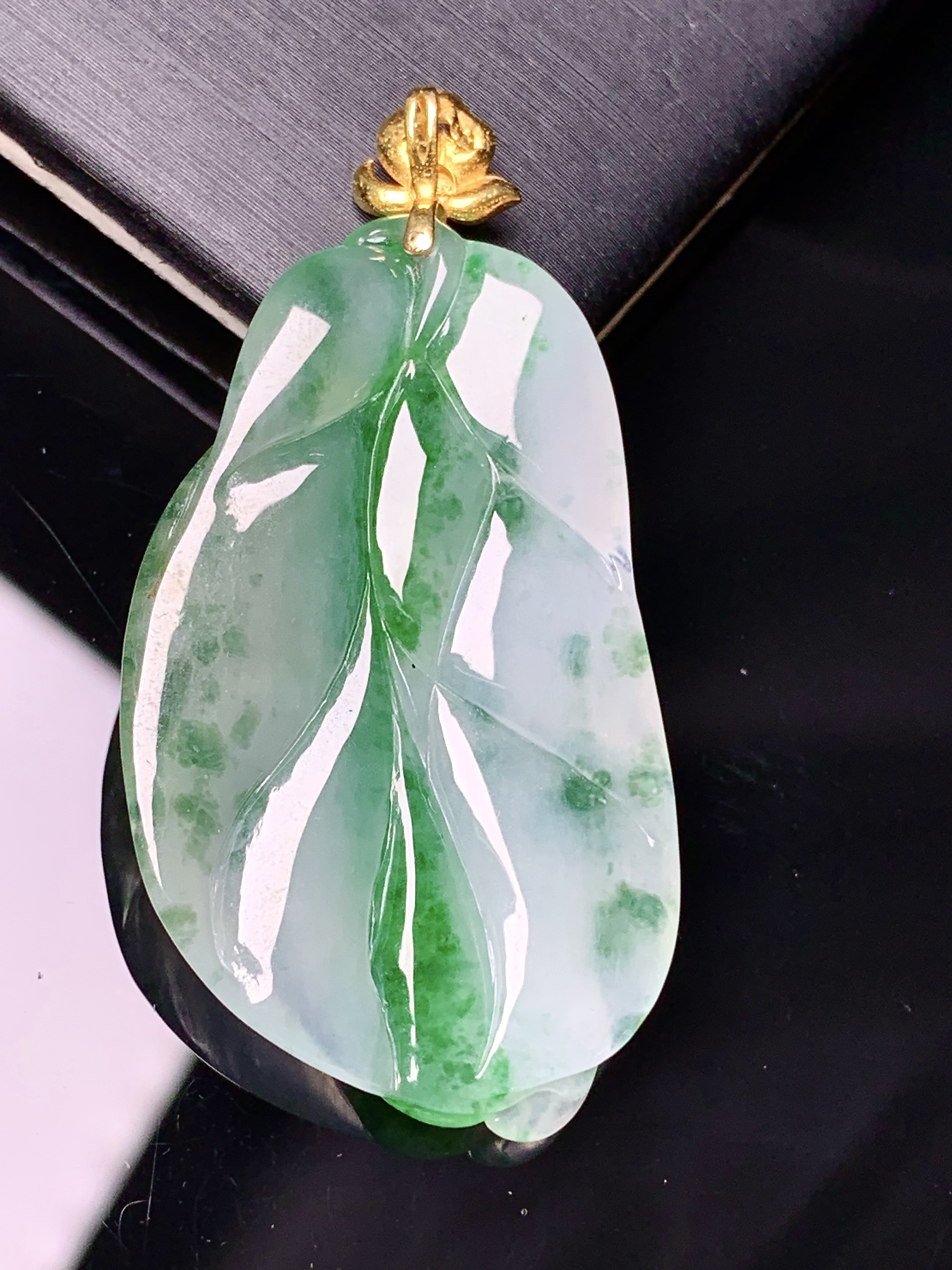 18k金钻镶嵌飘绿树叶吊坠 玉质细腻 色泽艳丽清新 水润亮眼 整体尺寸48*24*6e1