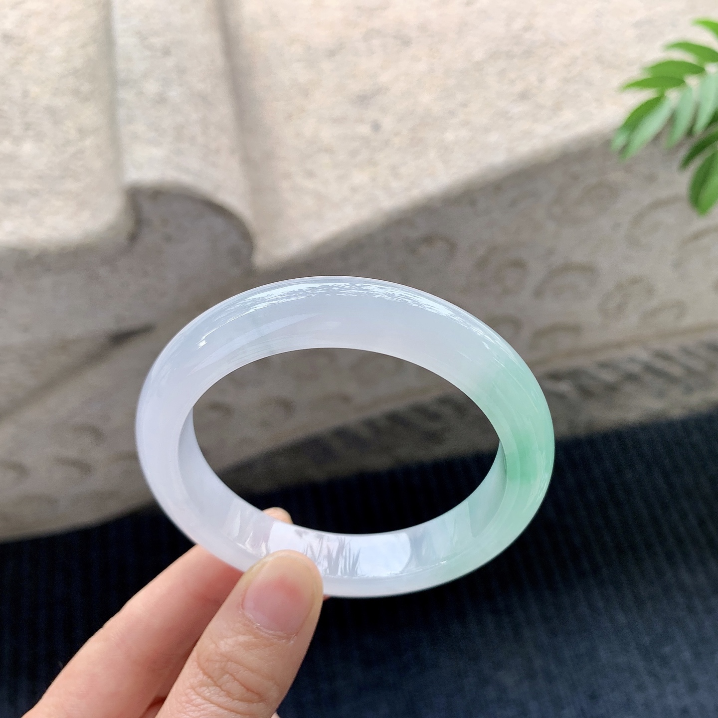 正圈55 56【圈口】56.4/12/8.5【编码】C5010554【描述】糯冰飘绿，水润，种老，细腻，打灯有棉线