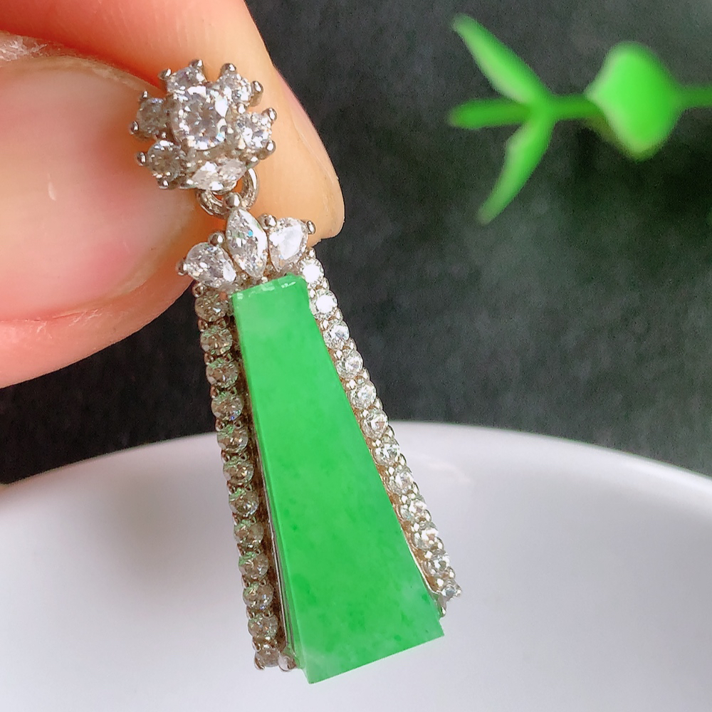 冰润满绿无事牌翡翠吊坠，平平安安，万事如意，沁人心脾，清秀高雅， 925银饰镶嵌   W357.13 整体尺寸：34.5-12.5-7.3mm    裸石尺寸：21.8-8.2mm