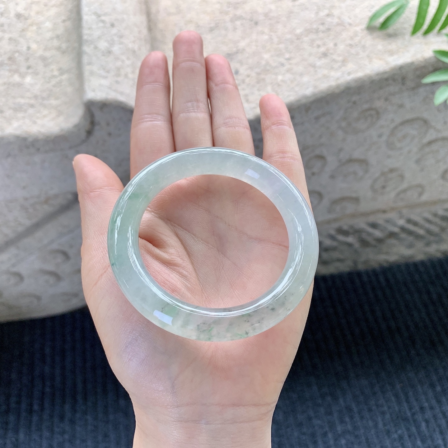 圆条51 52【圈口】52.7/10.2/10【编码】C5121417【描述】冰糯飘花，清透，水润，