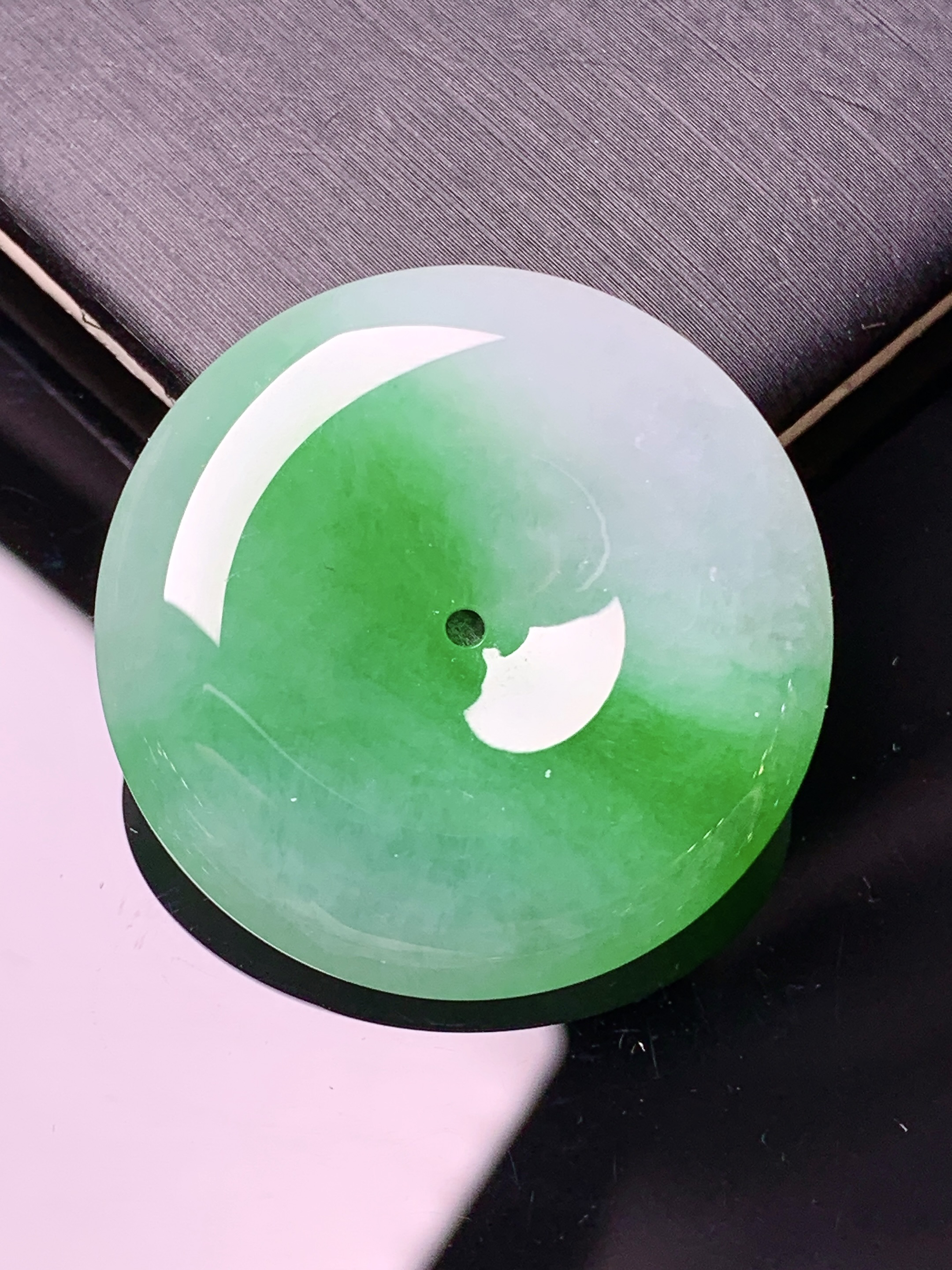 飘阳绿平安扣吊坠 玉质细腻 水润亮眼 色泽艳丽 整体尺寸30.5*6.2x1