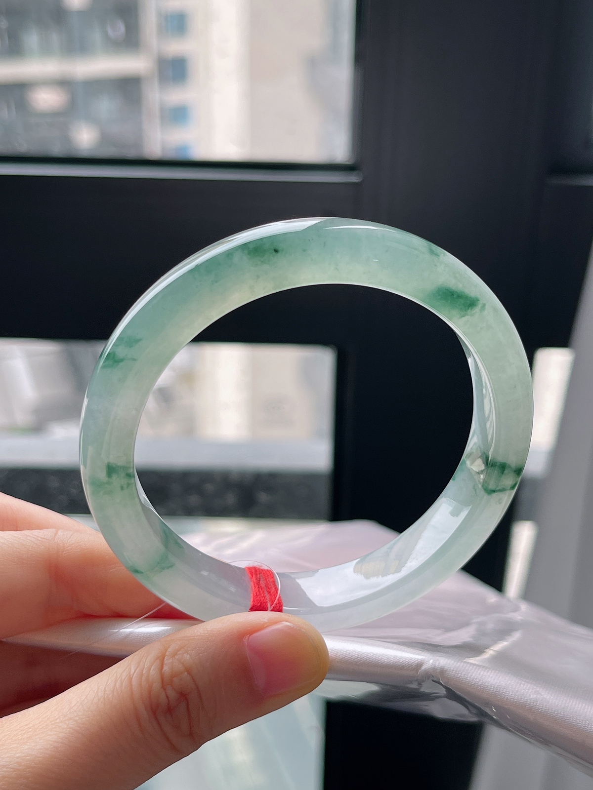 正圈57.7圈口，翡翠冰糯种飘绿手镯