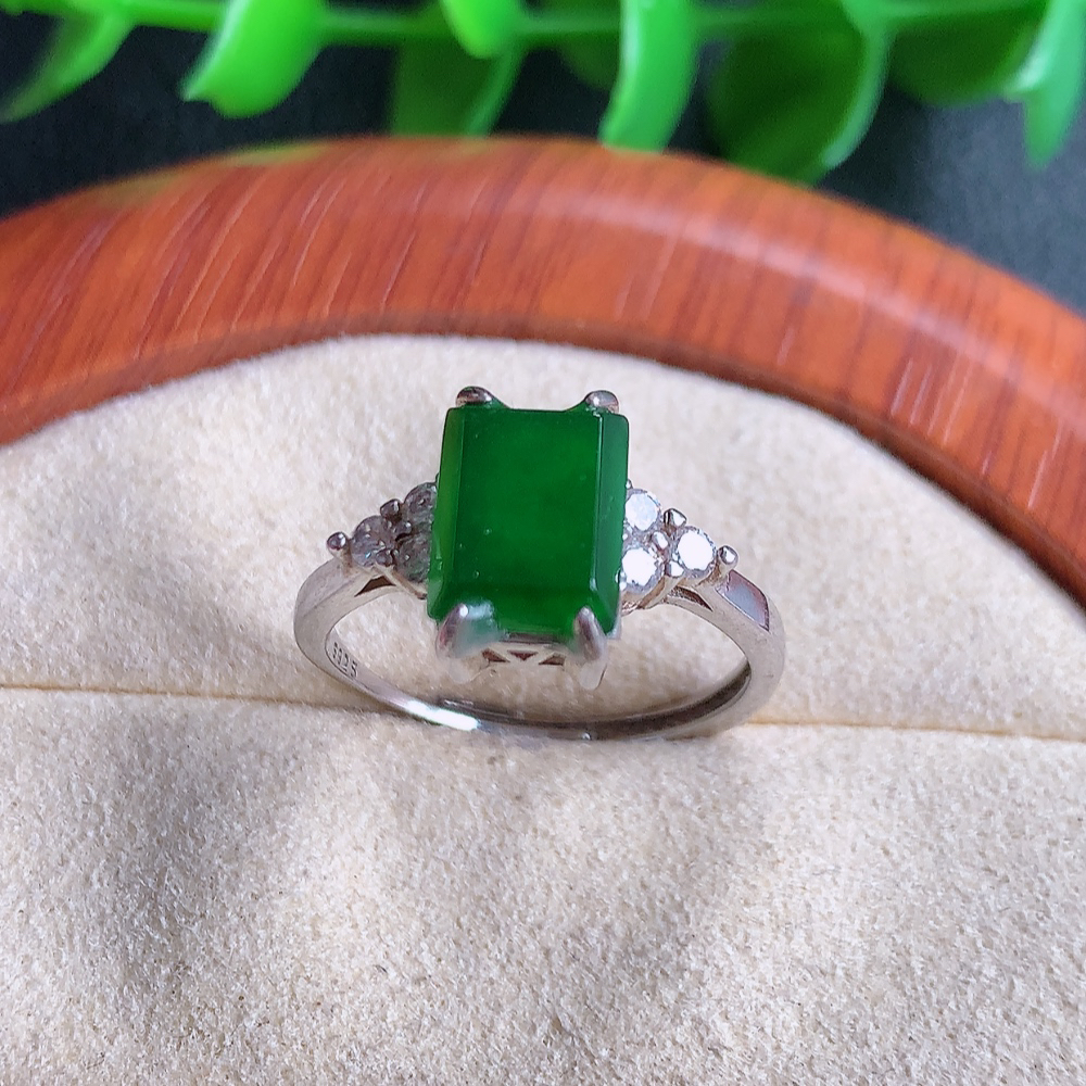 冰润满绿精美环形翡翠戒指  玉质细腻  冰清玉润  飘花灵动  颜色漂亮  W481.13  内径尺寸：17.5-10.9-5.5mm  裸石尺寸：9.2-6.6mm