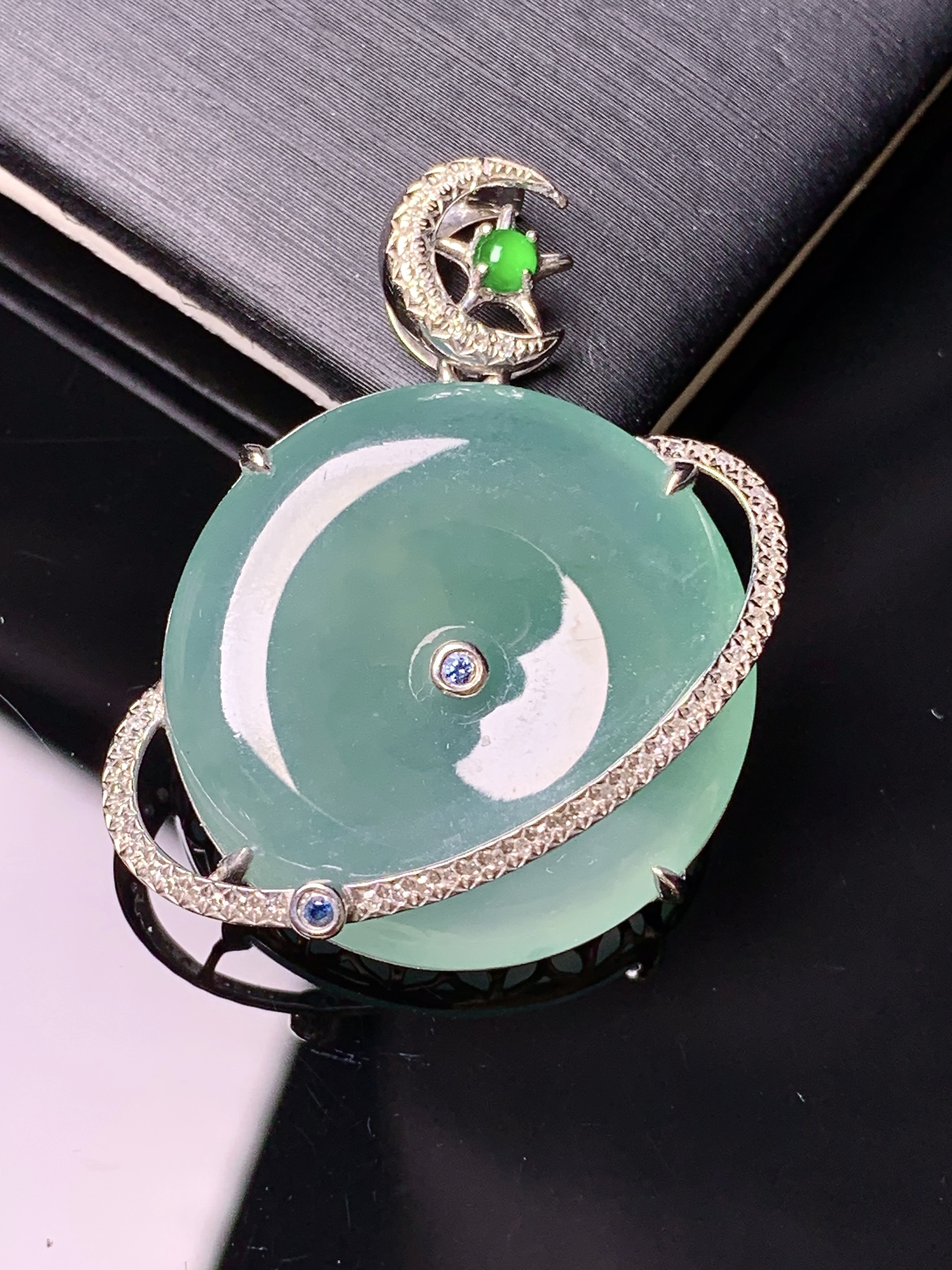 18k金钻镶嵌冰种晴绿平安扣吊坠 玉质细腻 水润亮眼 色泽艳丽 整体尺寸32*22.8*4.8t1