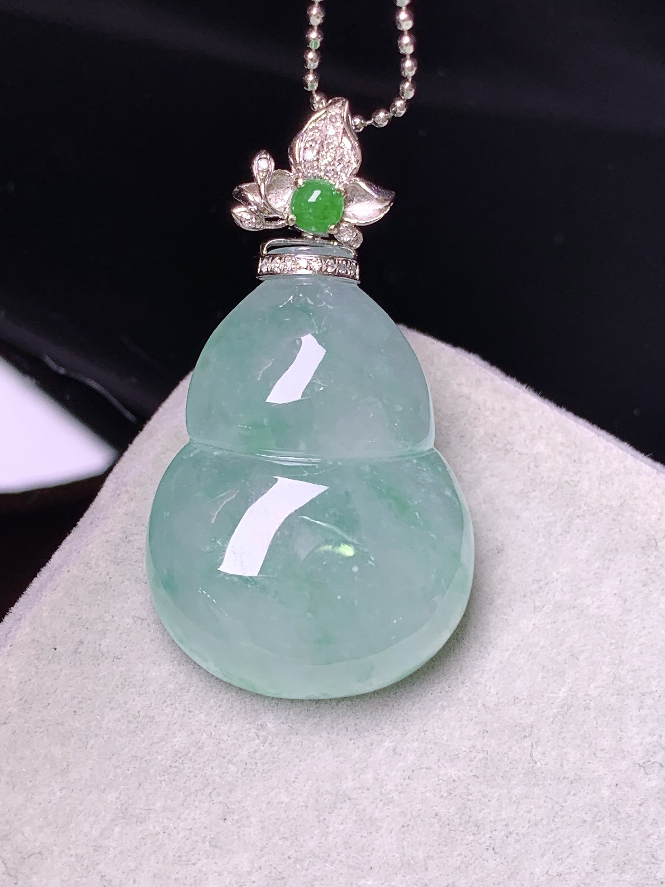 18k金钻镶嵌冰种飘花葫芦吊坠 玉质细腻 色泽艳丽清新 水润亮眼 整体尺寸37*20.3*6.8k1