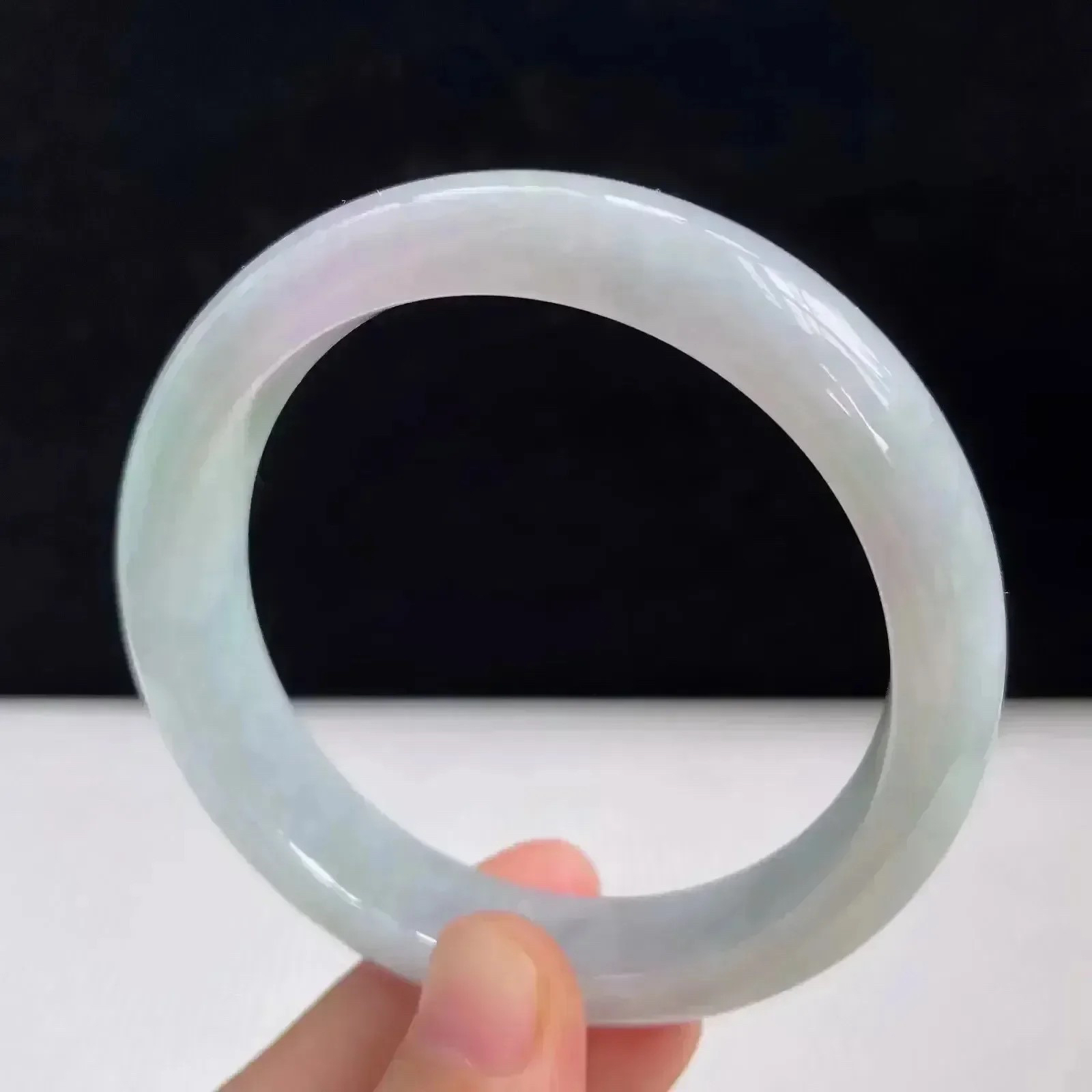 55.5mm自然光拍摄天然翡翠A货好种水正圈手镯 52.02g