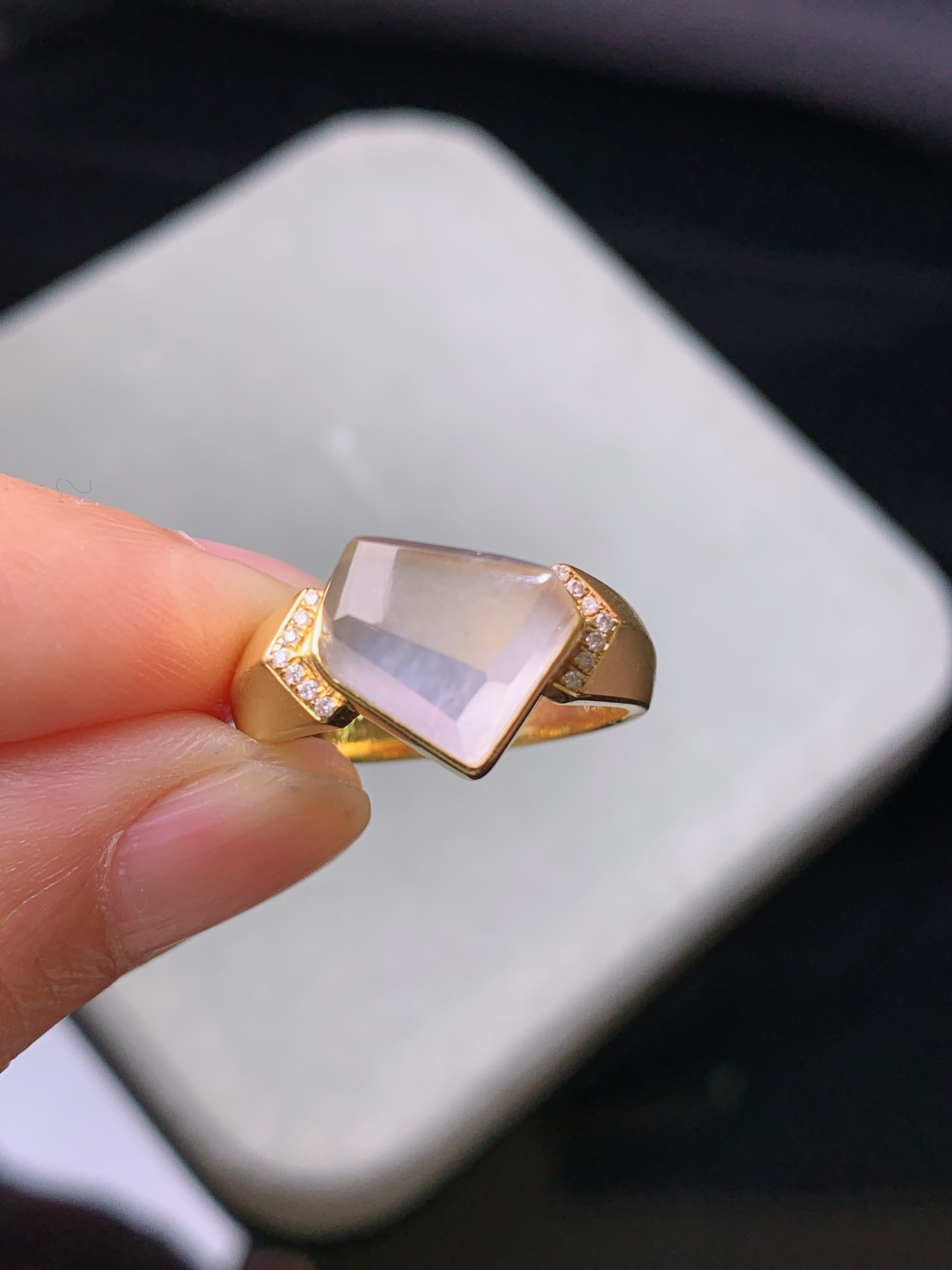 18k金钻镶嵌冰种随形戒指 玉质细腻 水润亮眼 色泽艳丽 圈口13.5 裸石尺寸11*8.8*4.5