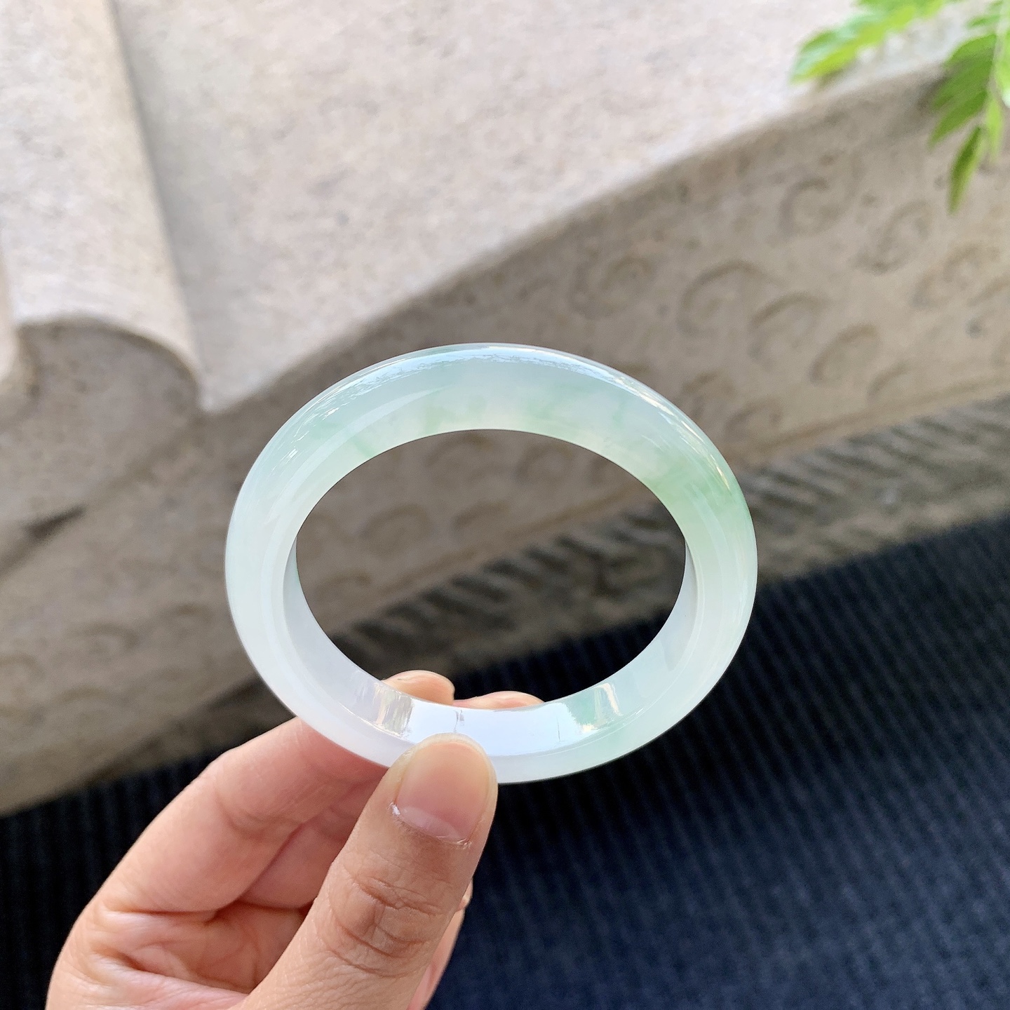 正圈49 50【圈口】50.8/10.2/7.8【编码】GF031721【描述】冰糯飘绿，清透，水润，种老，细腻，打灯有棉线