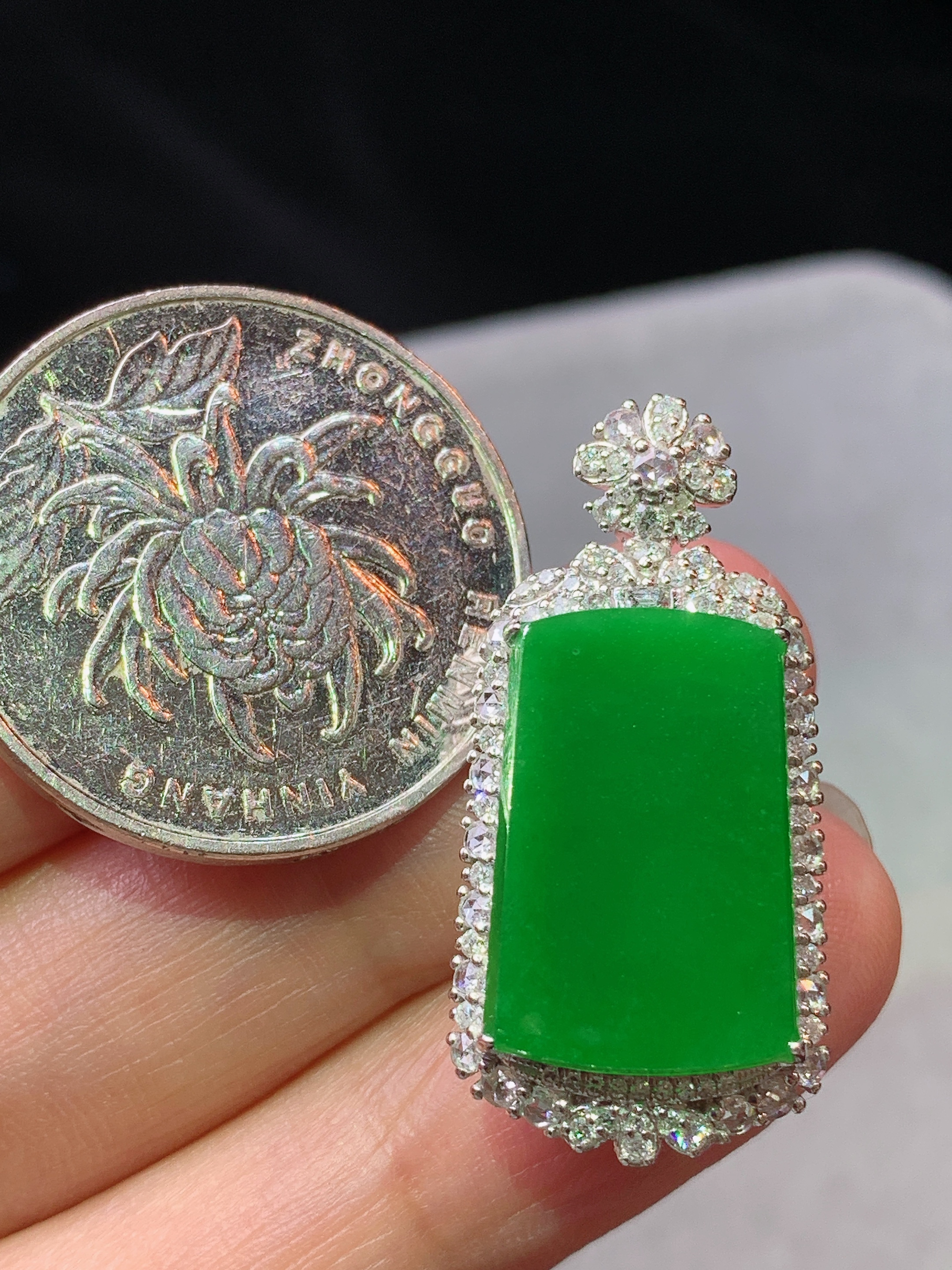 18k金钻镶嵌满绿无事牌吊坠 玉质细腻 水润亮眼 色泽艳丽 整体尺寸30.6*14.8*9m5