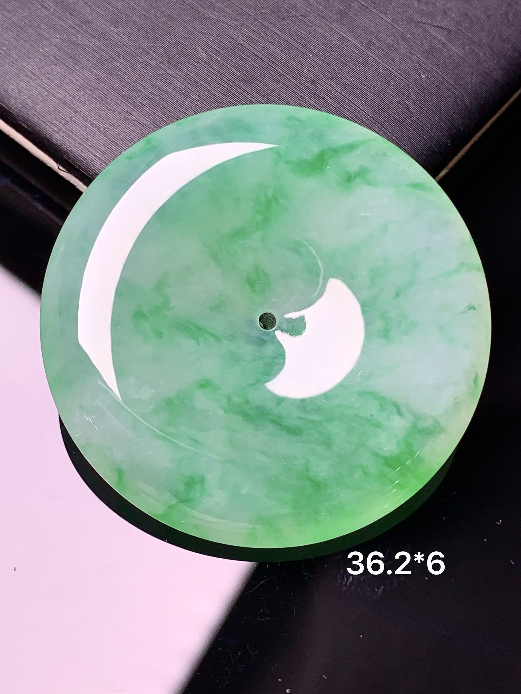 飘绿平安扣吊坠 玉质细腻 水润亮眼 色泽艳丽 整体尺寸36.2*6x1