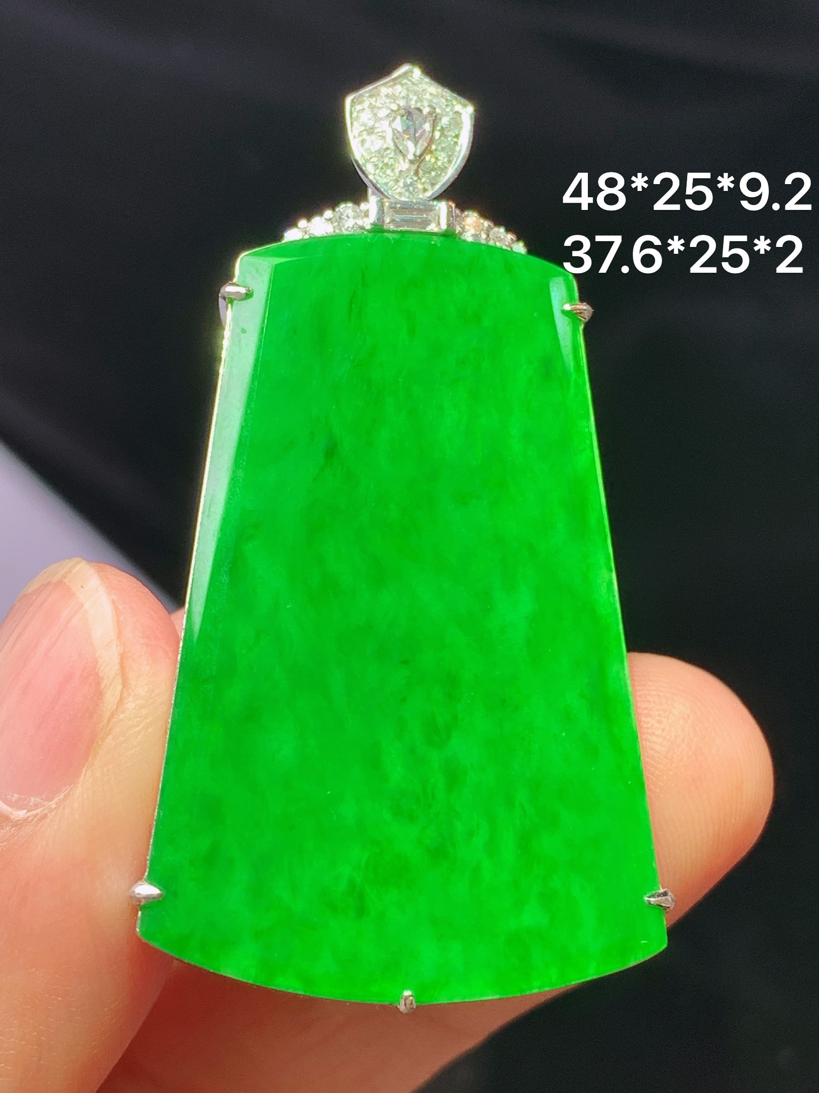 18k金钻镶嵌阳绿无事牌吊坠 玉质细腻 水润亮眼 色泽艳丽 整体尺寸48*25*9.2f1