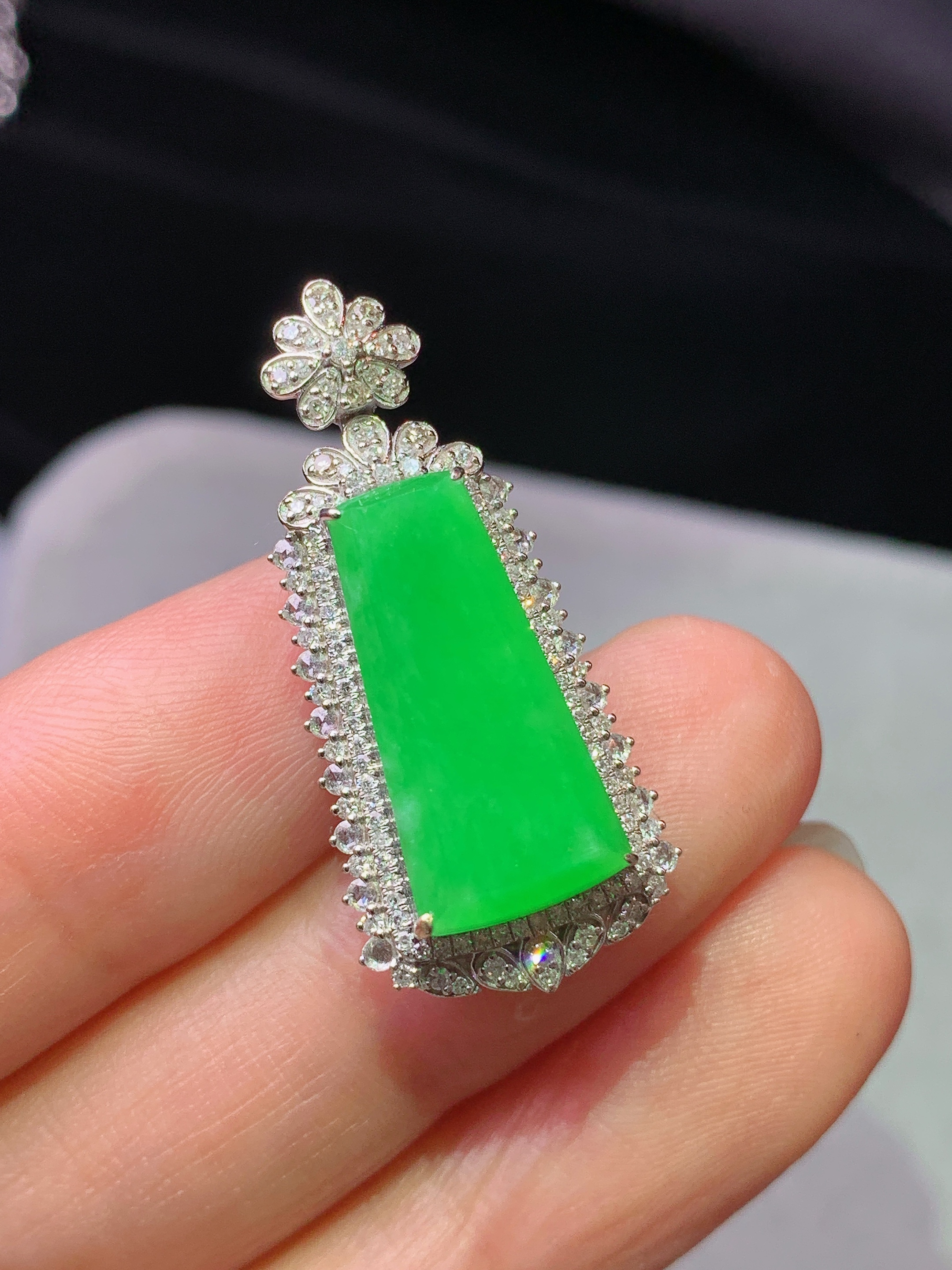 18k金钻镶嵌阳绿无事牌吊坠 玉质细腻 水润亮眼 色泽艳丽 整体尺寸30.6*13.8*9.3k1