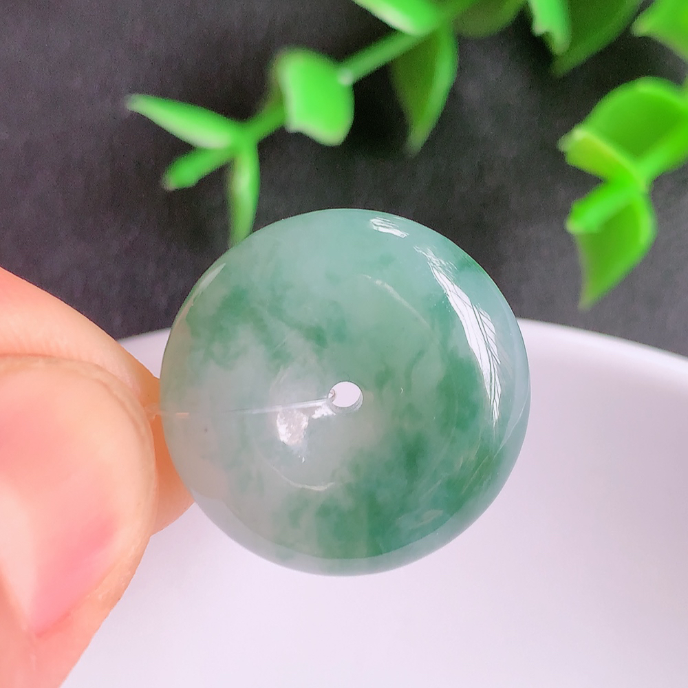 冰润飘花平安扣吊坠，厚装饱满，冰润剔透，细腻水足，种质润泽，飘花灵动，佩戴优雅大气，W49.13  