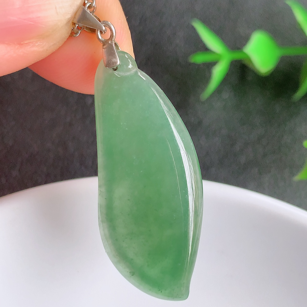 冰润福瓜翡翠吊坠，呱呱来财，福气满满的美好寓意，清新自然  沁人心脾，造型独特，清秀高雅  925银