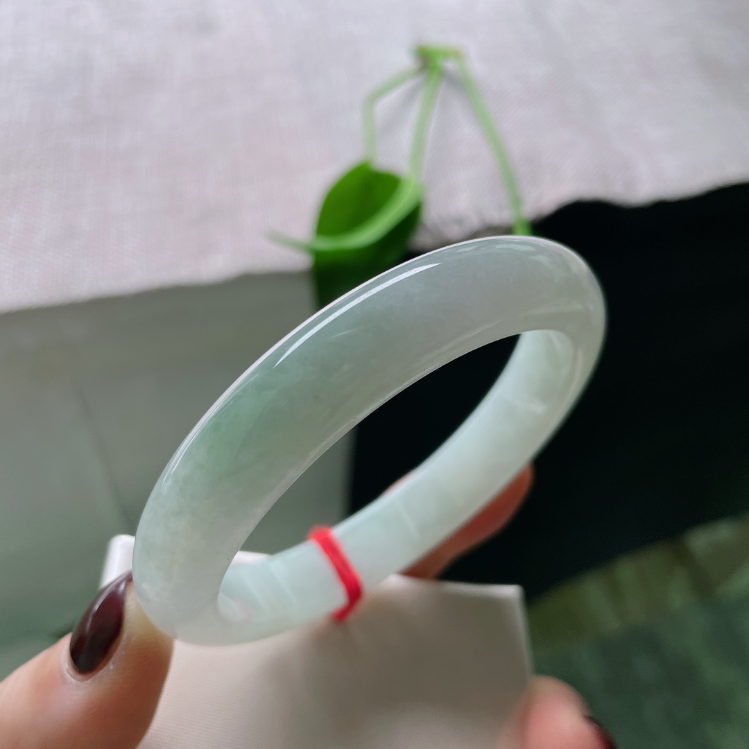 57.8/11.5/8.5绿色正圈，水润细腻，简约大方，佩戴温婉贤淑，无裂，ss48131a