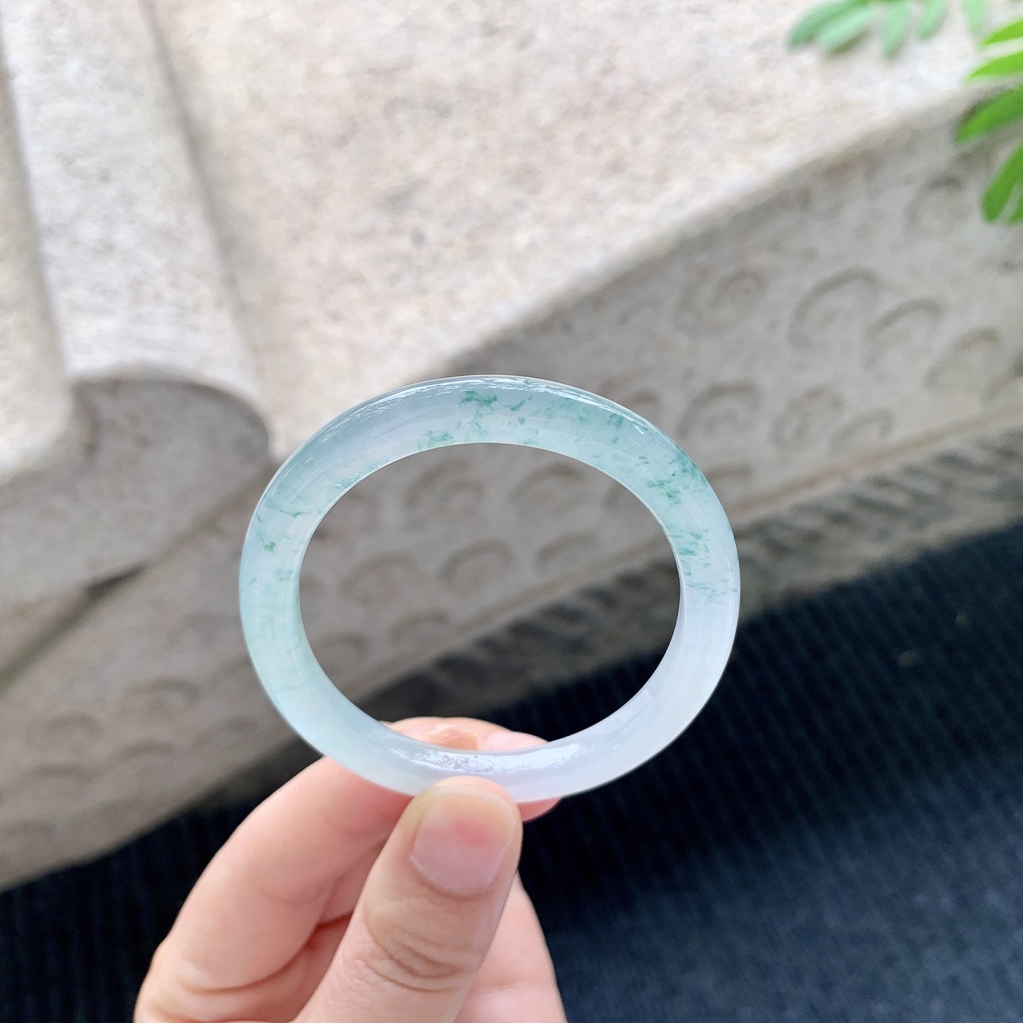 贵妃53 54【圈口】54.1/46.2/6/7【编码】T1041517【描述】冰糯飘花，清透，水润，种老，细腻，无裂