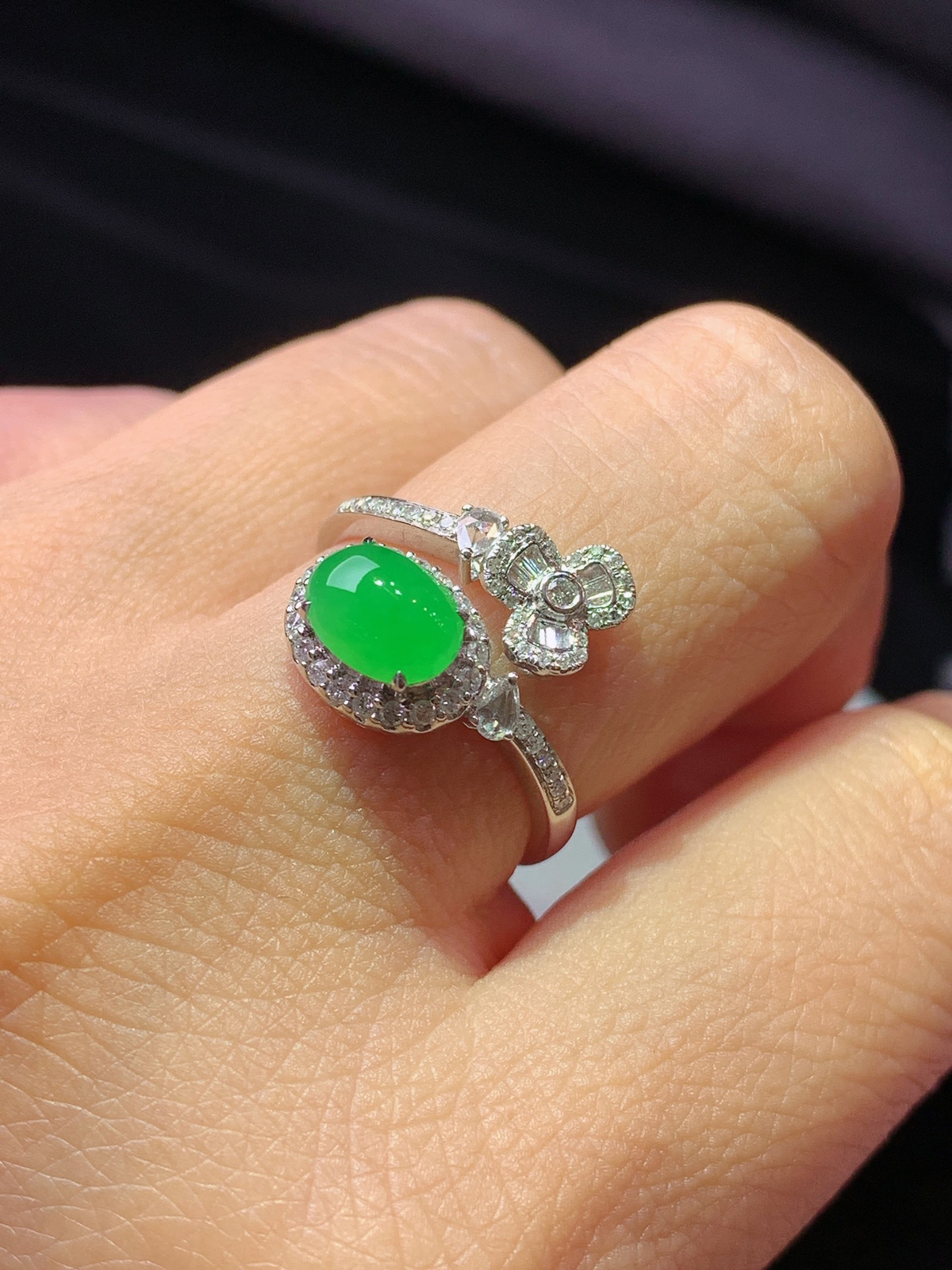 18 k金钻镶嵌冰种阳绿蛋面戒指 饱满水润 圈口 14 尺寸7.3*5.3*3.2 k1