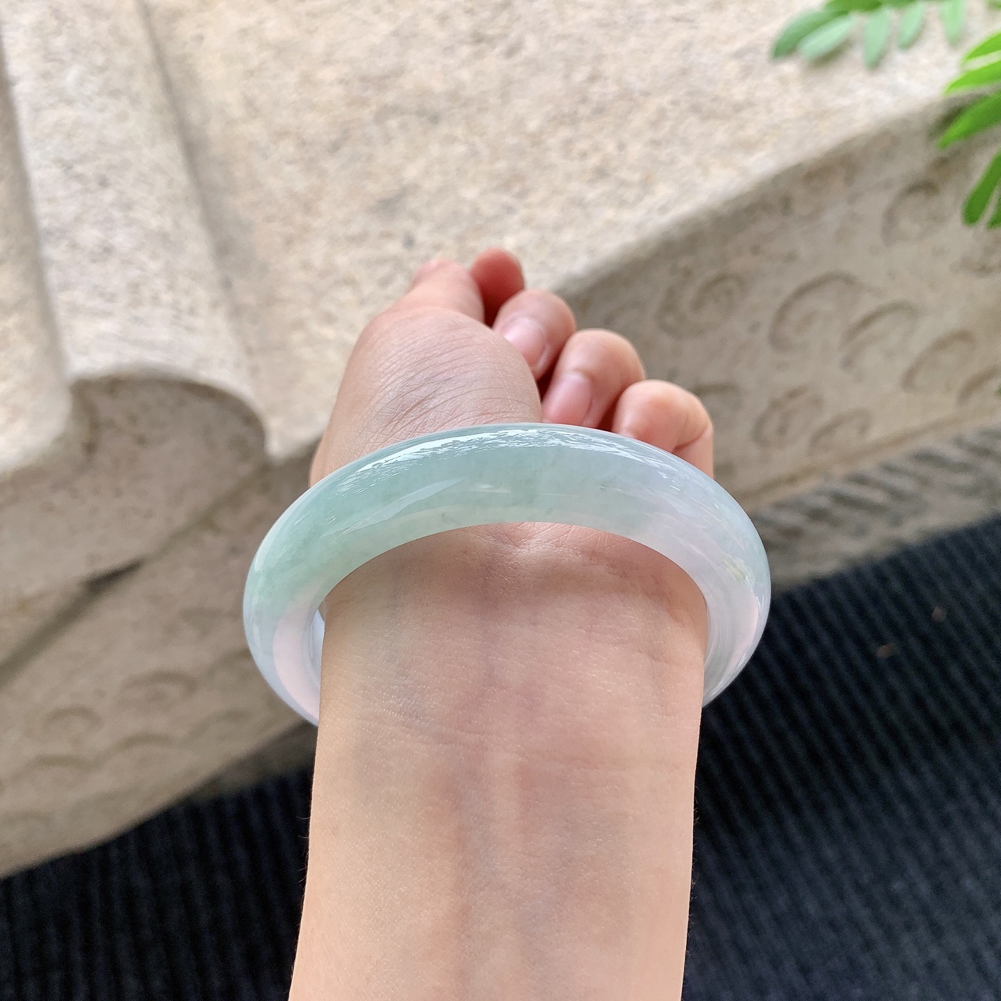 正圈56 57 【圈口】57.7/12.4/9.5 【编码】A1041519 【描述】细糯春彩，水润，种老，细腻，打灯有絮线