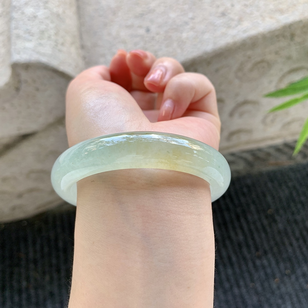 正圈55 56【圈口】56.1/12.4/8.3【编码】A1011675【描述】冰糯飘黄翡，水润，种老，细腻，无裂