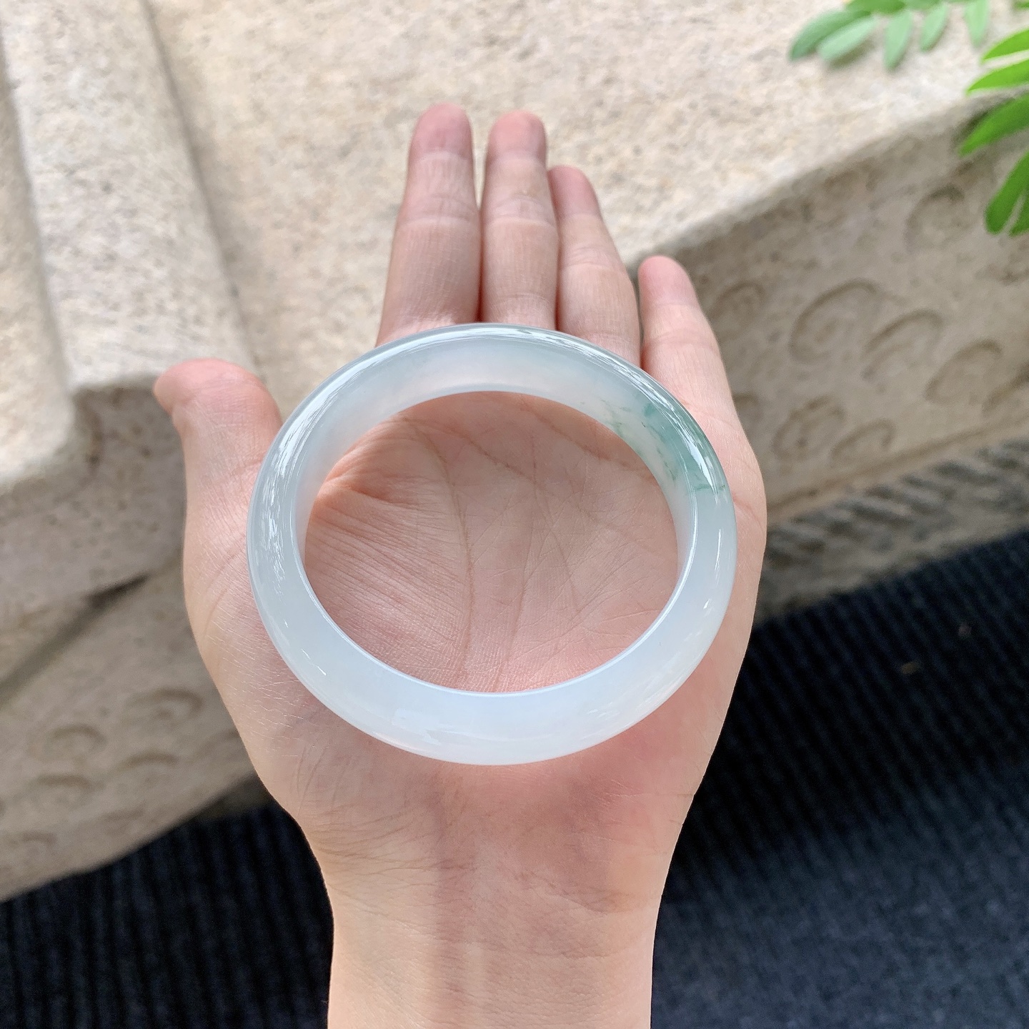 正圈54 55【圈口】55.7/12.7/7.8【编码】GJ041527【描述】糯冰飘花，水润，种老，细腻，无裂