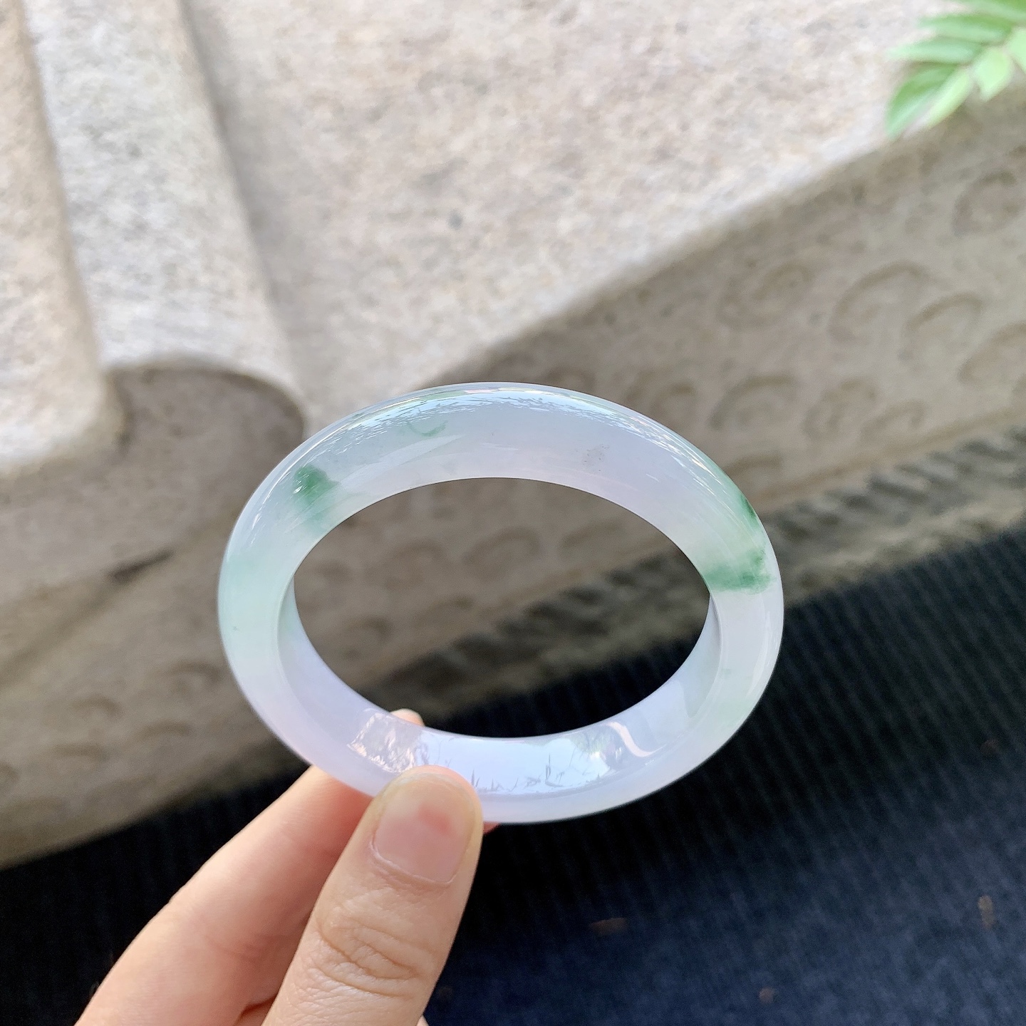 正圈54 55【圈口】54.8/11.8/8.6【编码】H6040242【描述】糯冰淡紫飘花，水润，种老，细腻，内侧有棉线