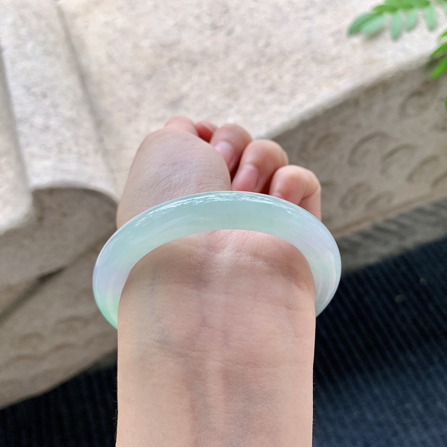 圆条50 51【圈口】51.4/9/9.1【编码】A2041508【描述】细糯飘绿，水润，种老，细腻，有纹线