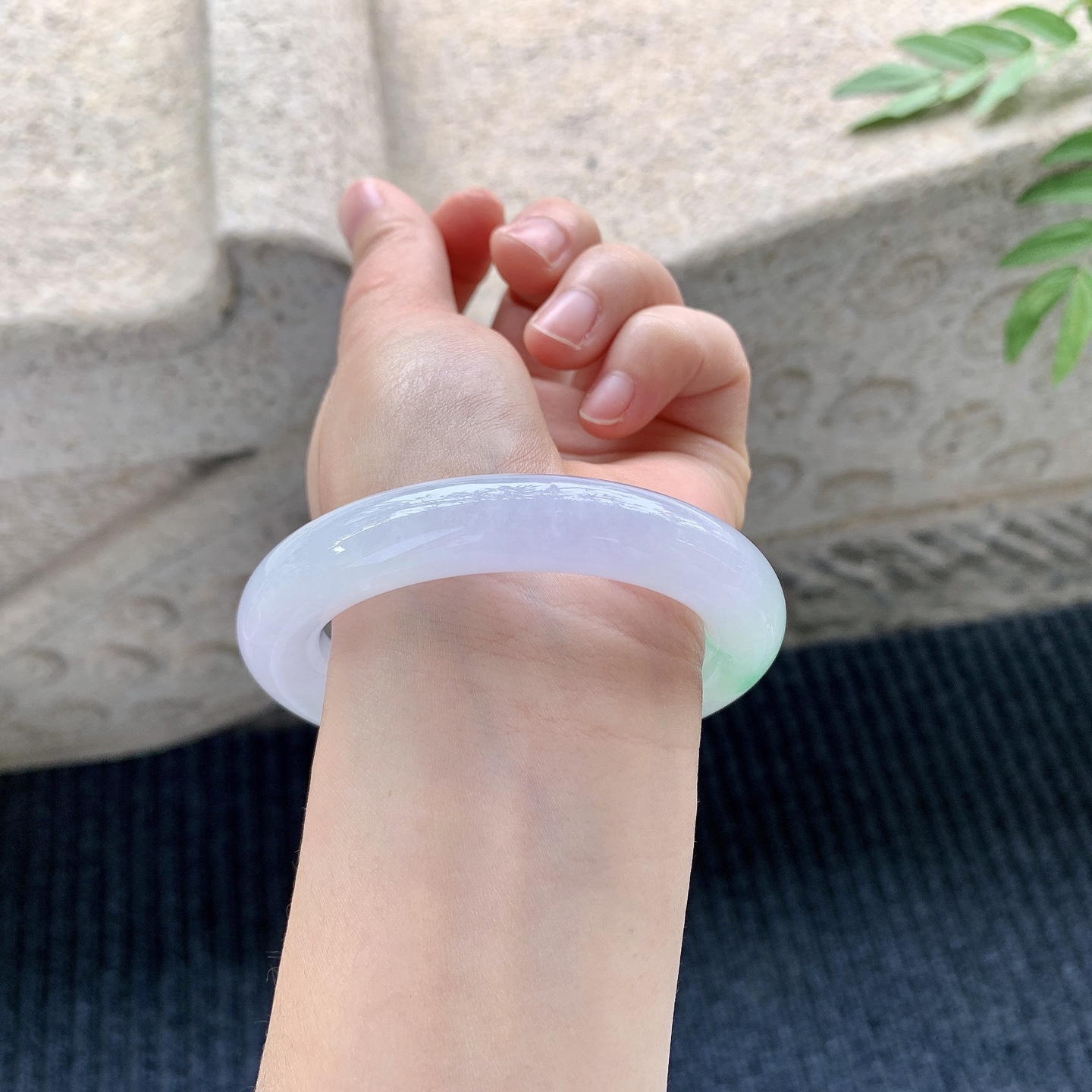 圆条53 54 圈口54.8/11.6/11.4 冰糯淡春彩，水润，种老，细腻，打灯有絮线G6032234