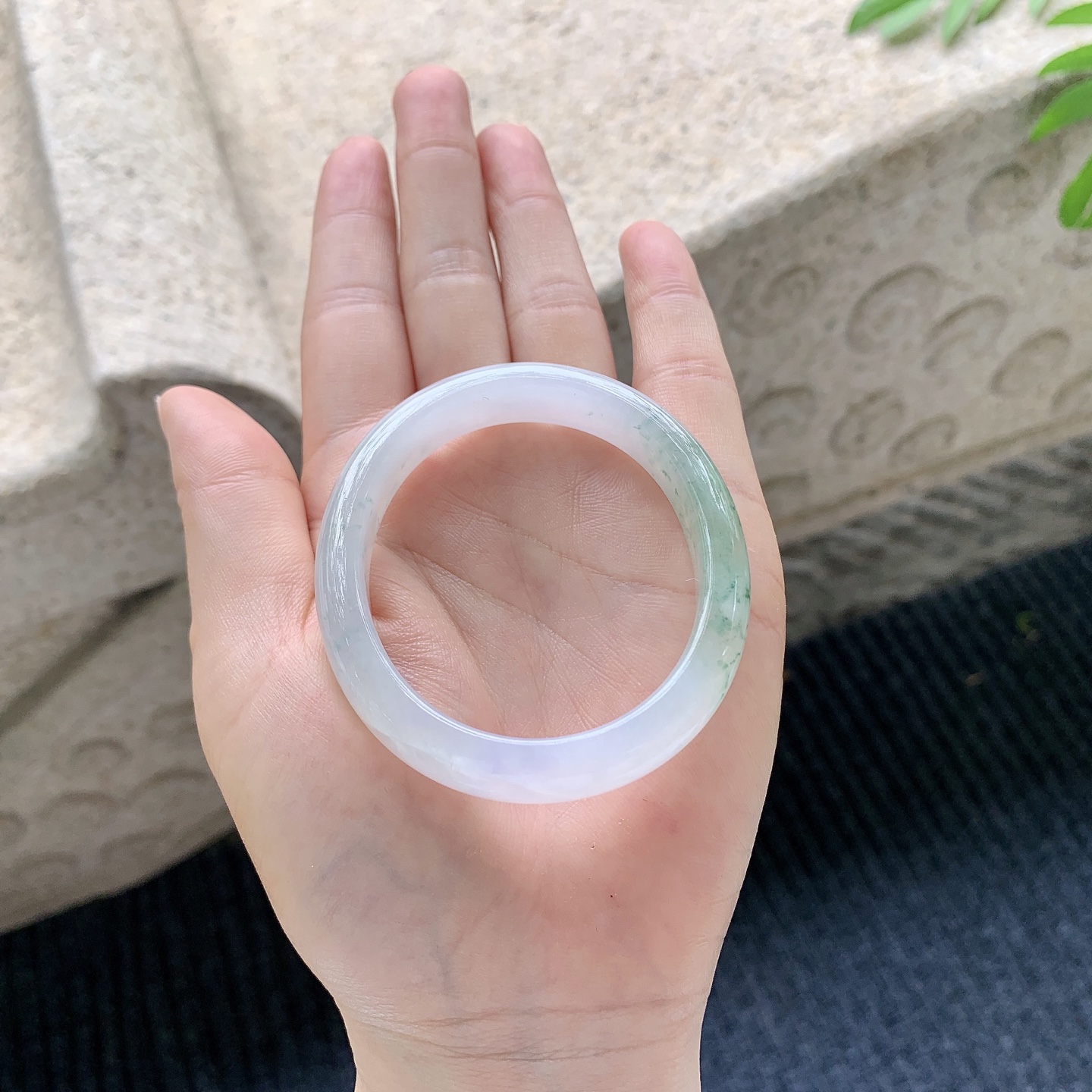 贵妃51 52【圈口】52.8/54.4/10/7【编码】A2041501【描述】糯冰飘花，水润，种老，细腻，有纹线