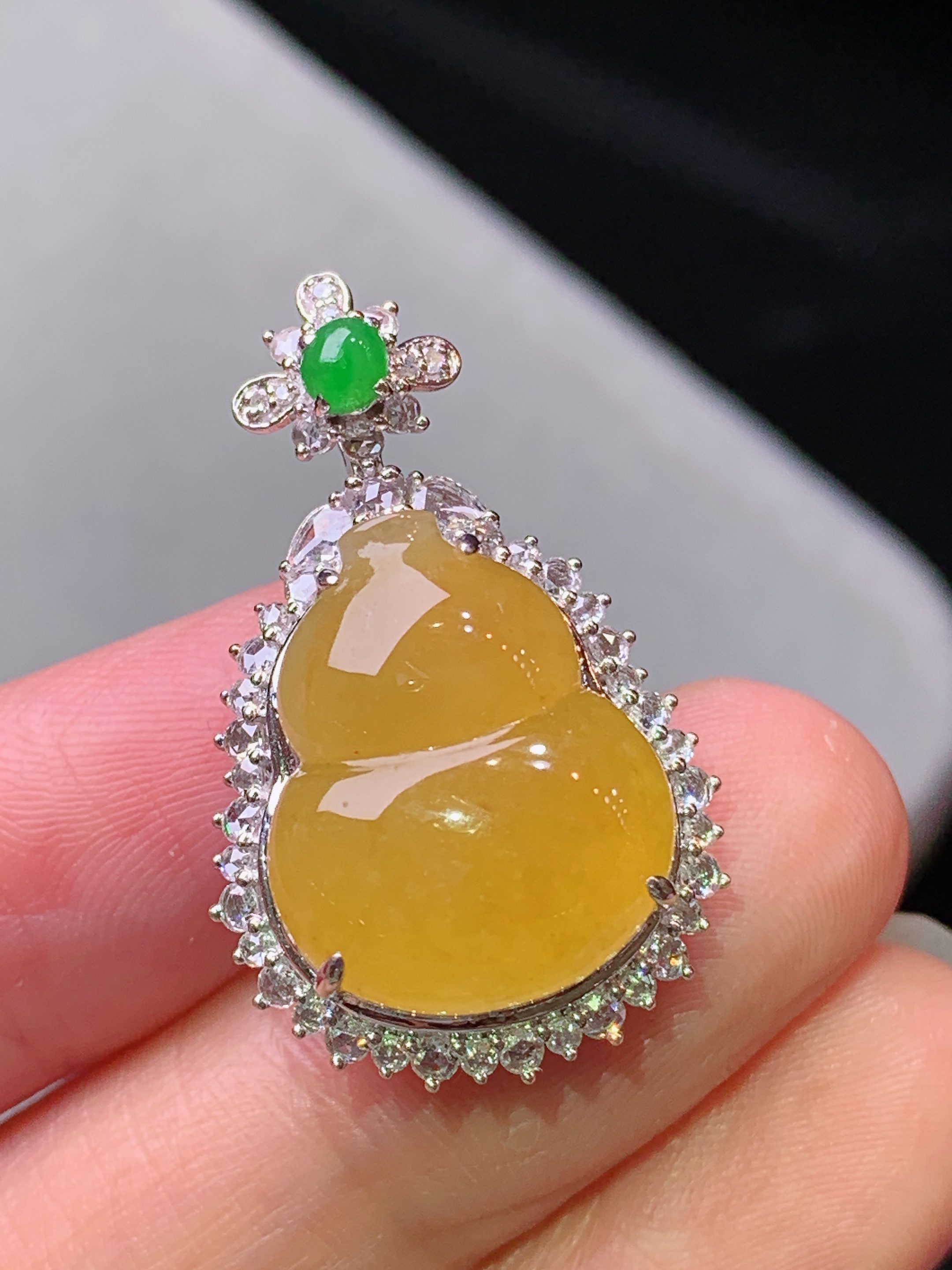 18k金钻镶嵌黄翡葫芦吊坠 玉质细腻 水润亮眼 色泽艳丽 整体尺寸29.8*18.5*11.8k1