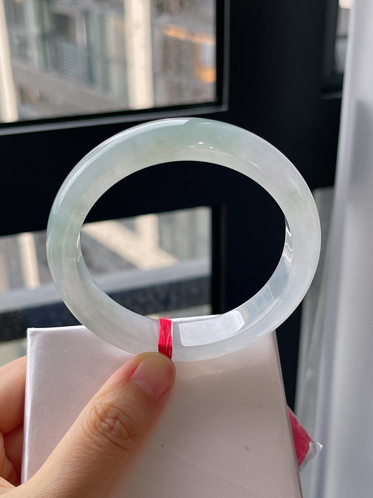 正圈57圈口，翡翠冰糯种淡绿色手镯