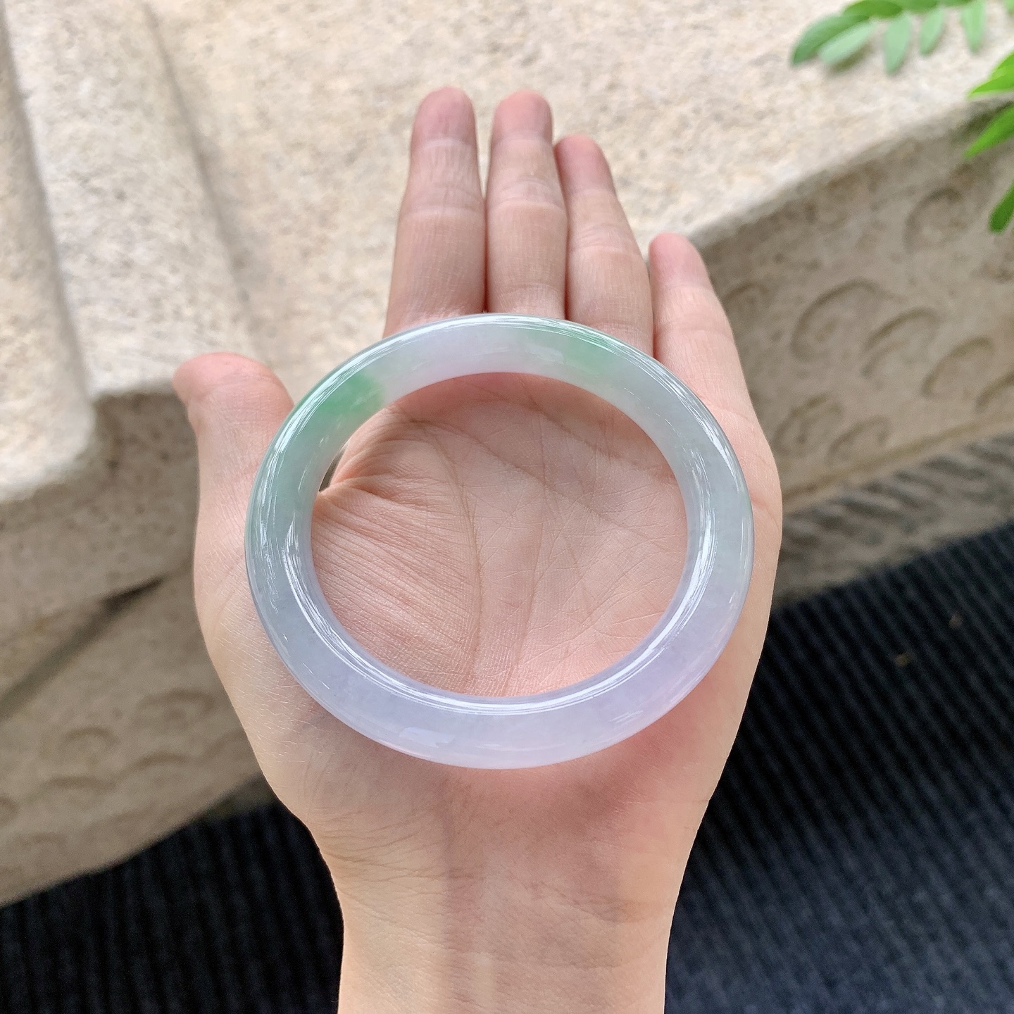 圆条54 55【圈口】55/9.1/9.3【编码】A2041509【描述】糯冰春彩，水润，种老，细腻，有纹线