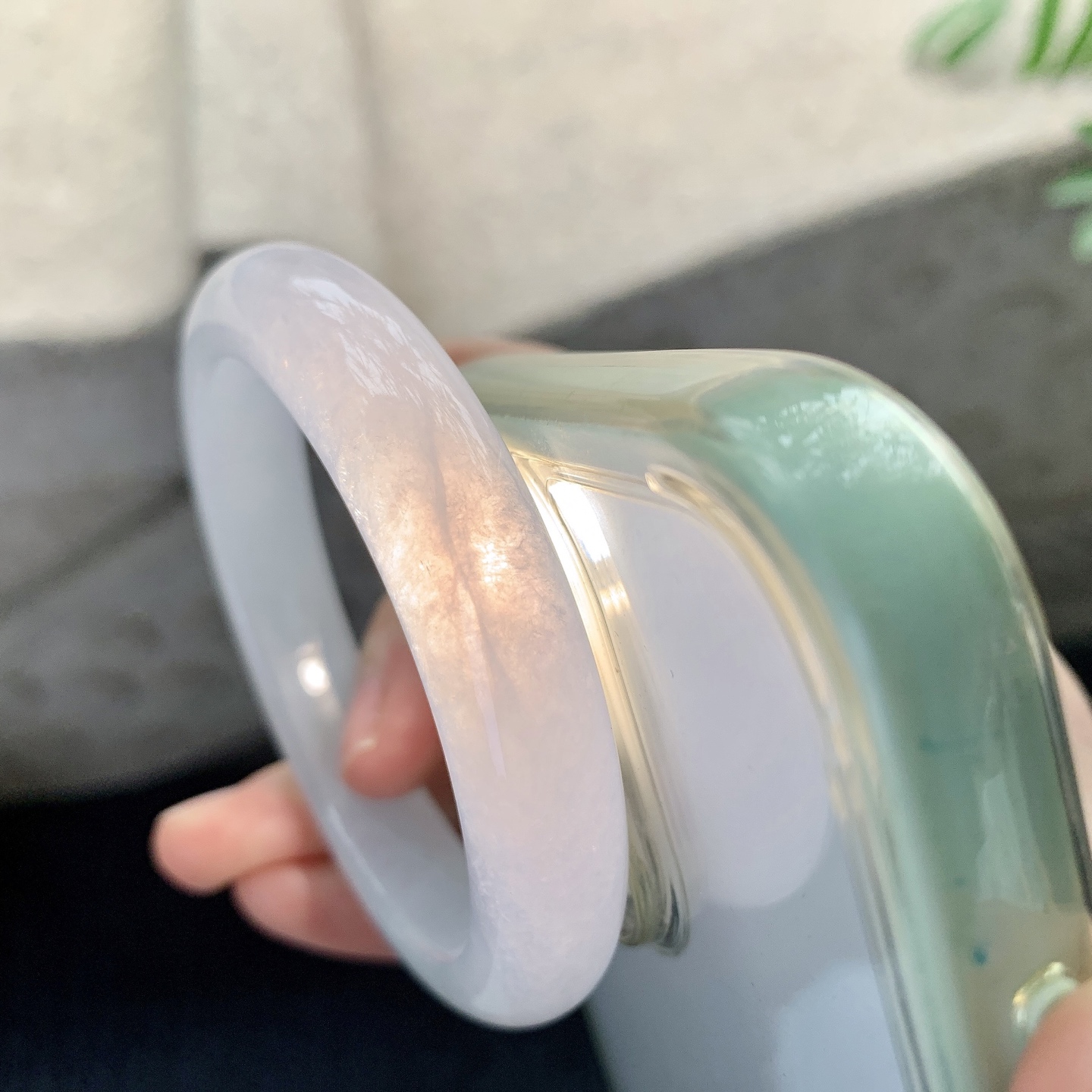 正圈53 54【圈口】54.6/11.4/8.8【编码】A1121423【描述】冰糯底色，水润，种老，细腻，打灯有棉根